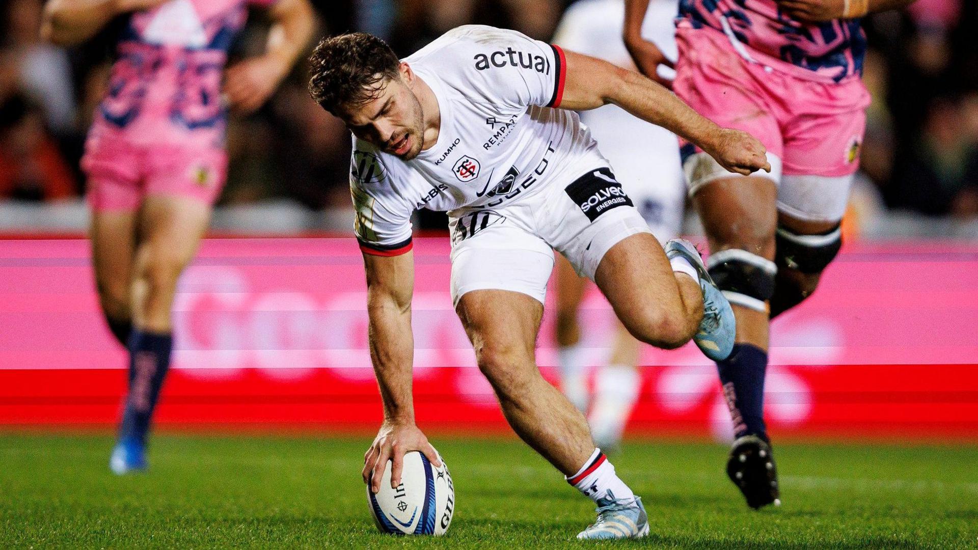 Antoine Dupont scores for Toulouse