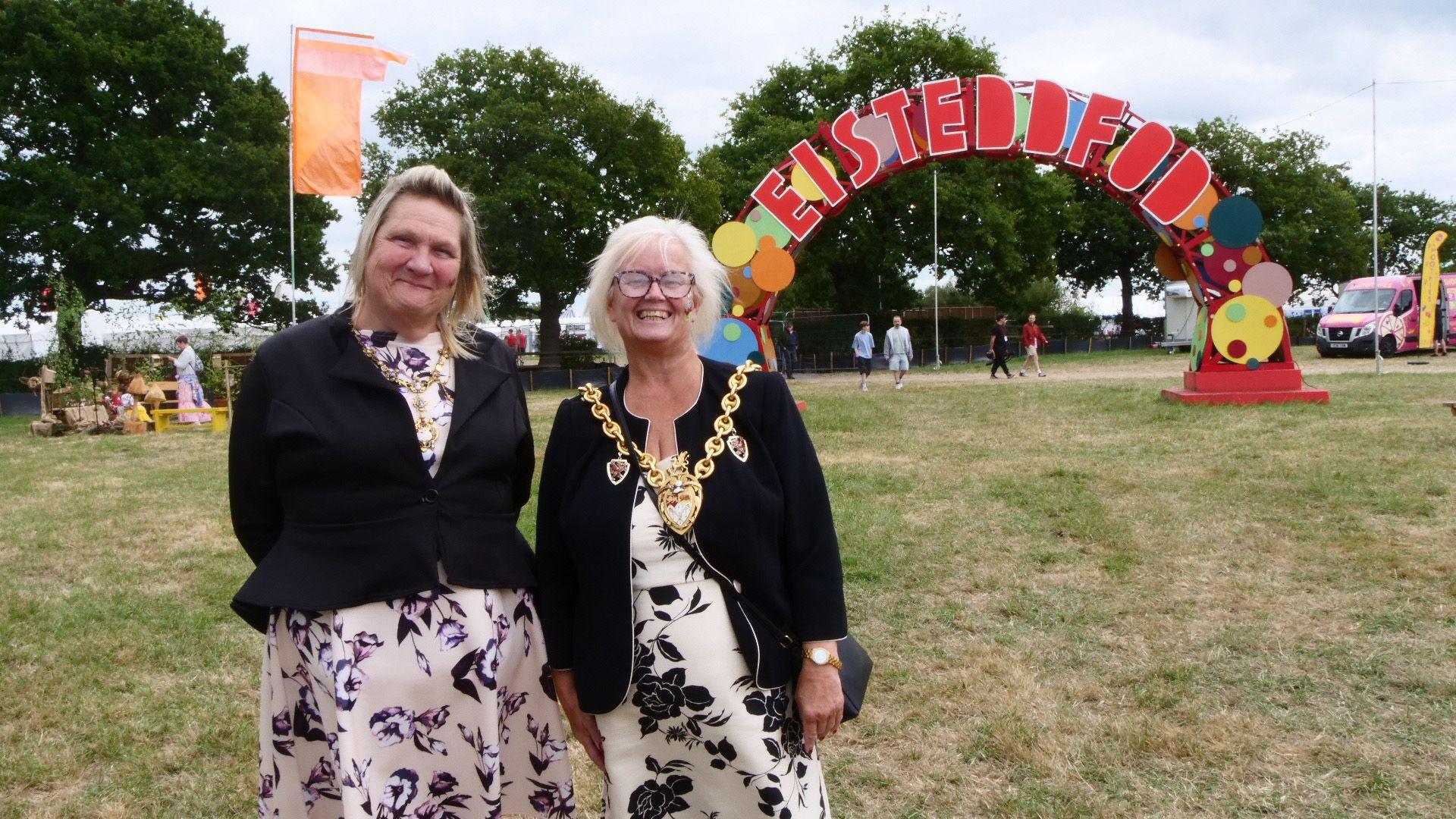 Bu Tinna Mannering, Maer Wrecsam (dde) a'i chonsort Helen Briscoe yn crwydro'r maes ac maen nhw'n dweud ei fod yn anrhydedd i groesawu'r Eisteddfod i Wrecsam