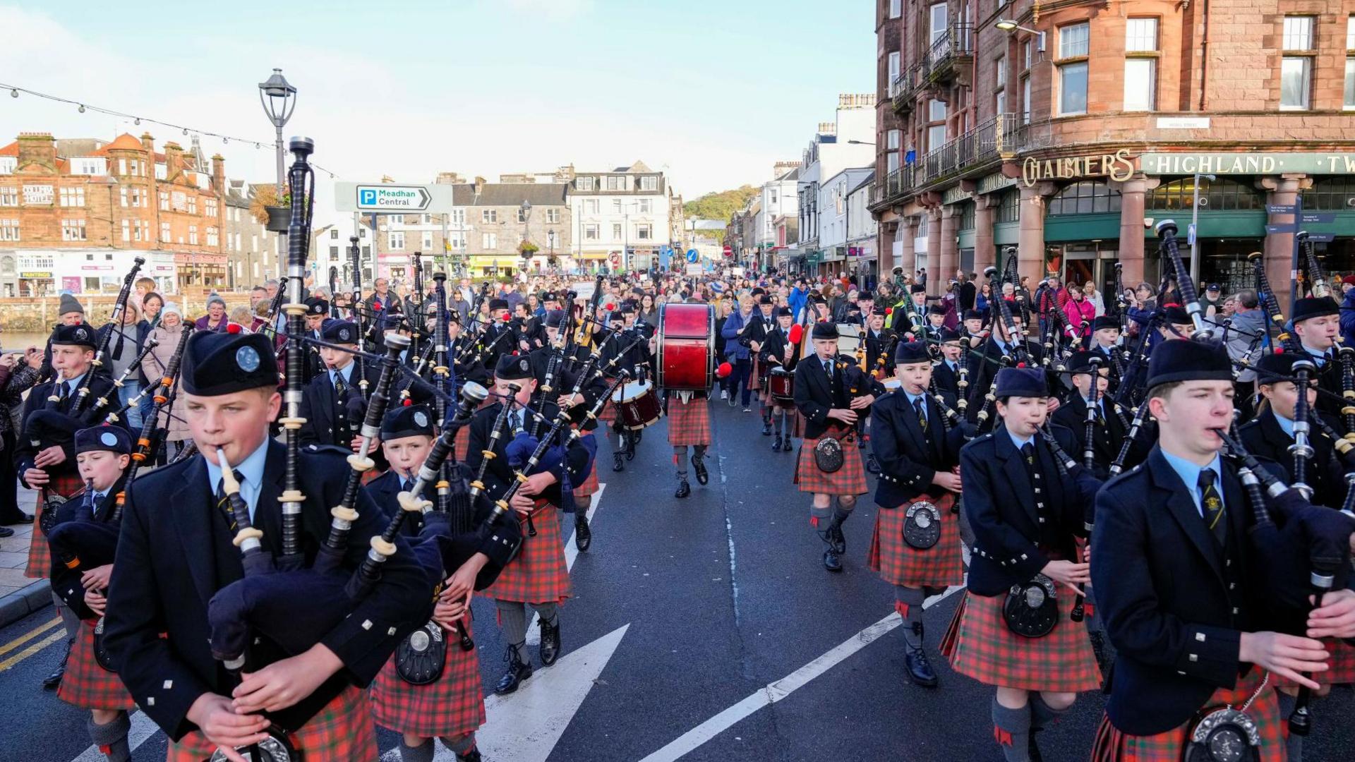 Pìobairean a' cluich aig deireadh 2024