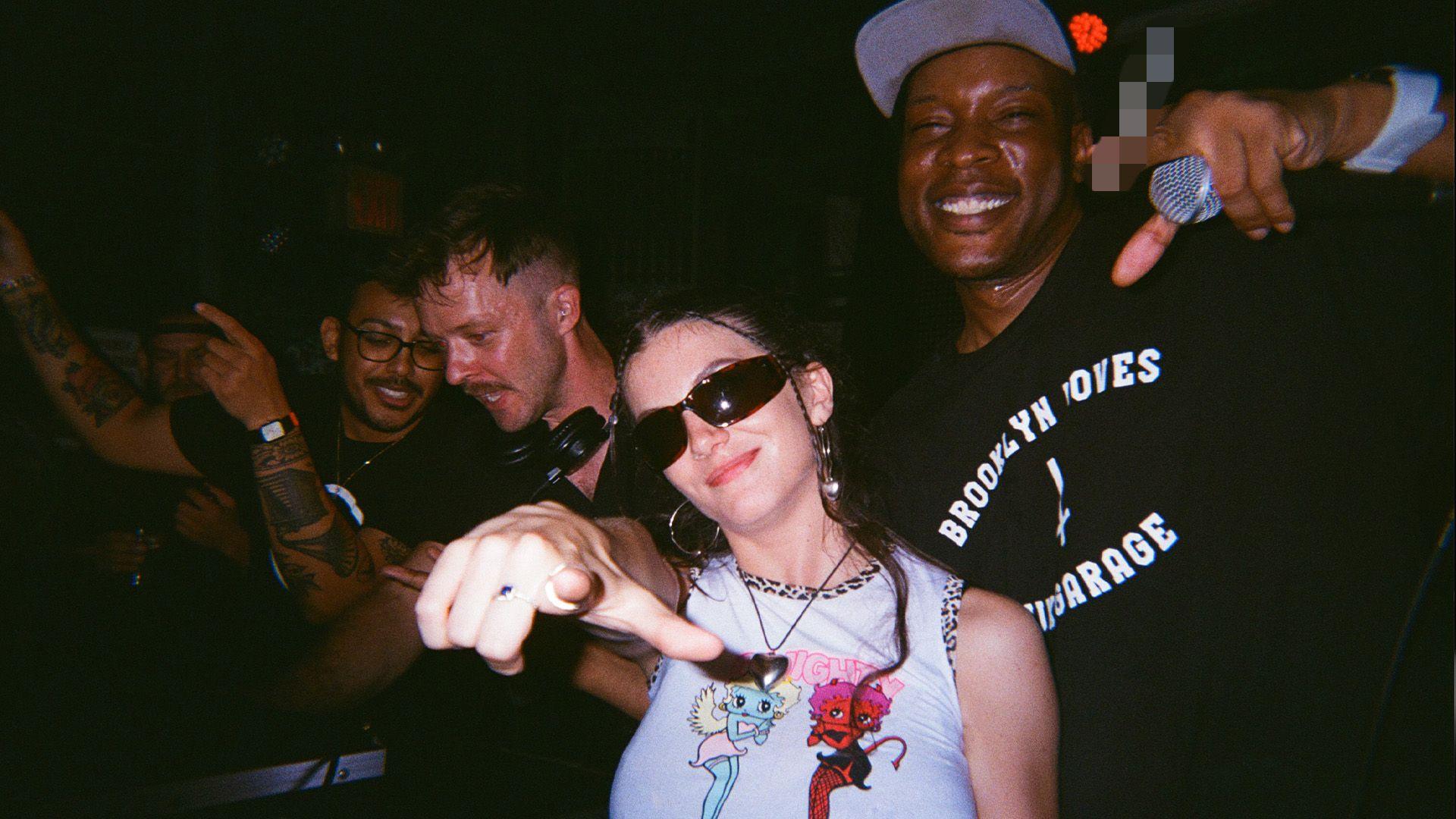 Lowri a'i ffrindiau ar noson allan