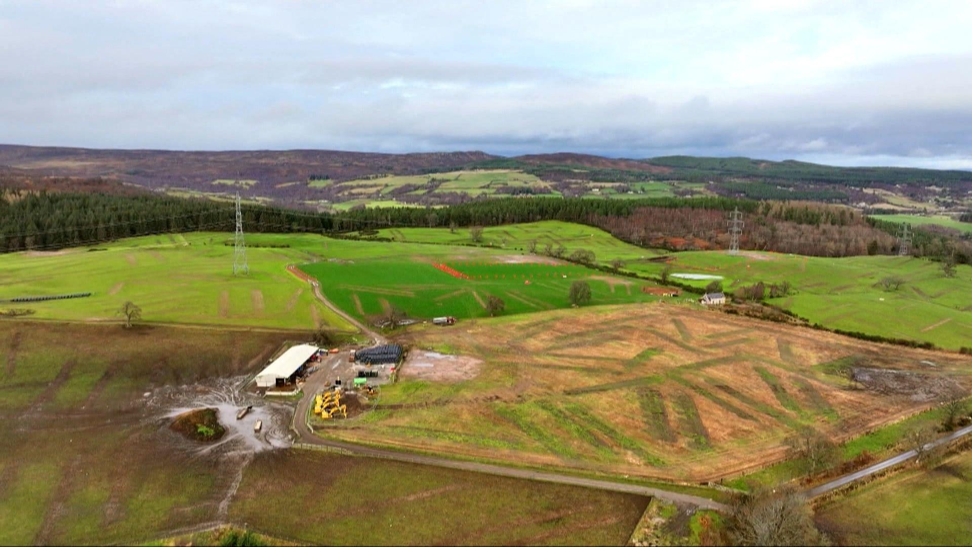 Tha meud 400 pàirce ball-coise san làraich