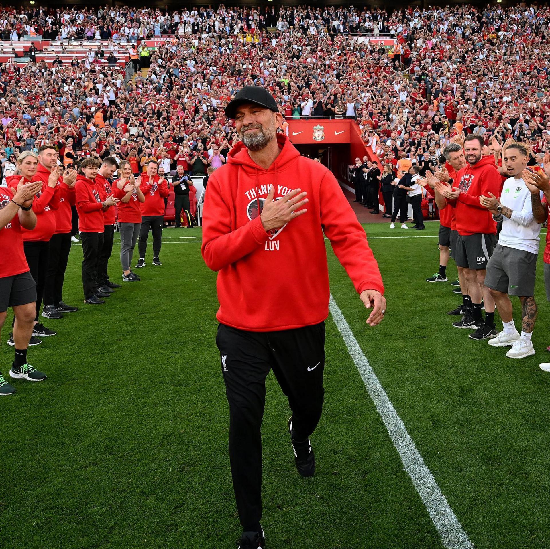 Jurgen Klopp receives a guard of honour