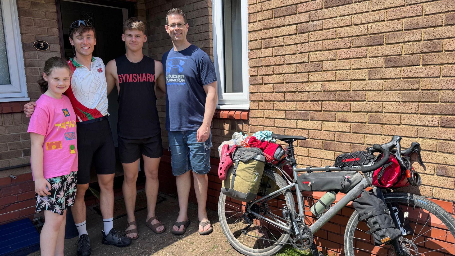 Carys, Griff, Gwyn ac Emyr a beic Griff