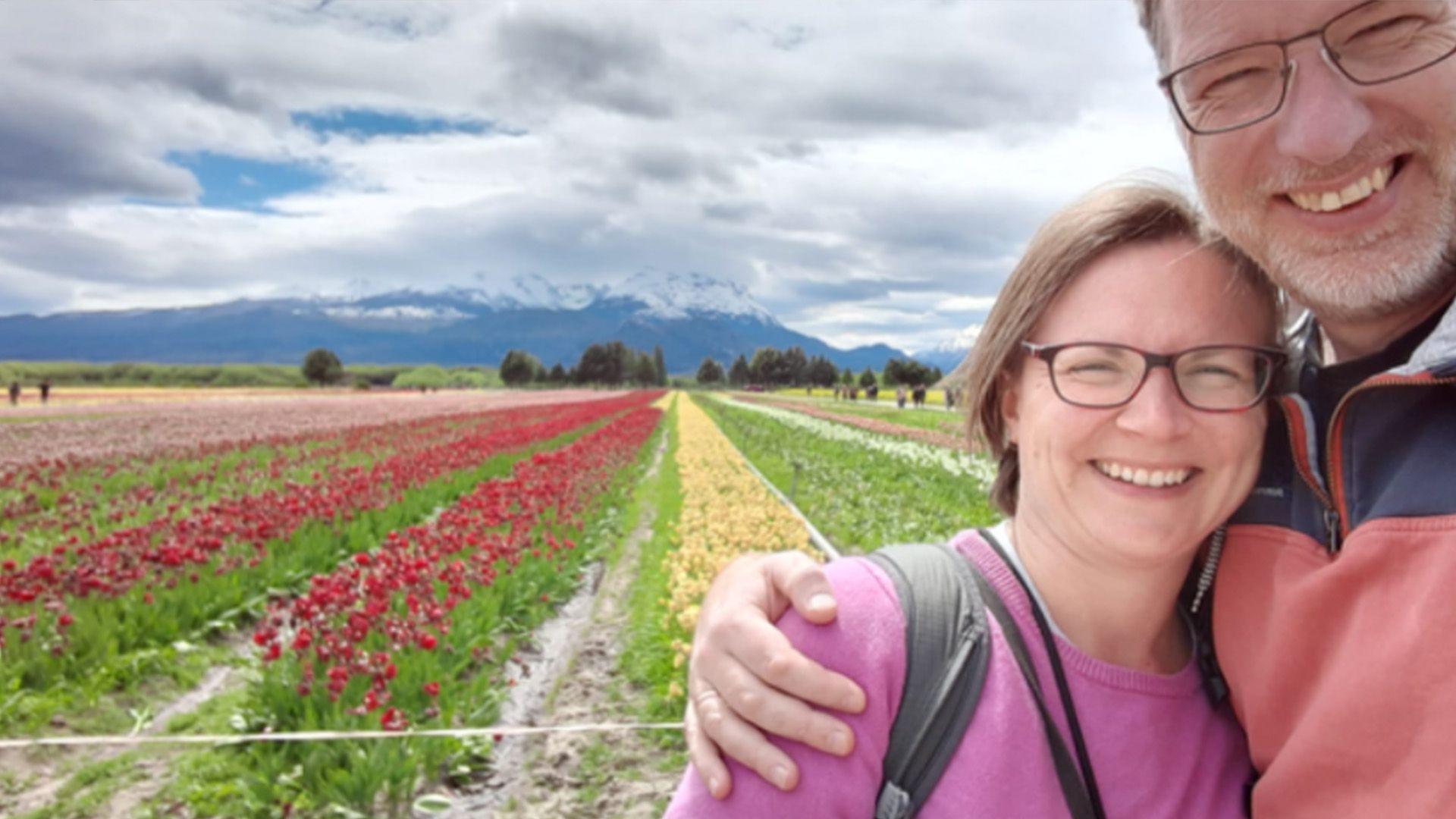 Elin Alaw a'i gŵr Rhys Tudur yn un o gaeau tiwlips Ana yn yr Andes