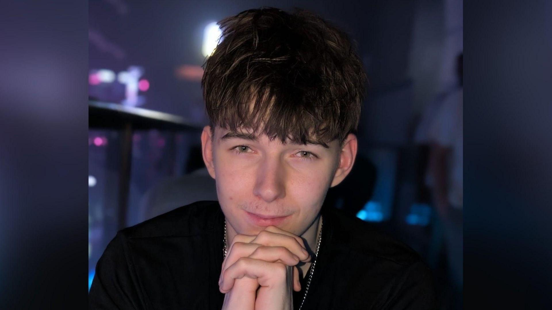 Bu farw Elis Alan Ogilvy-Bardsley yn dilyn gwrthdrawiad ar y A499 rhwng Llanaelhaearn a'r Ffôr