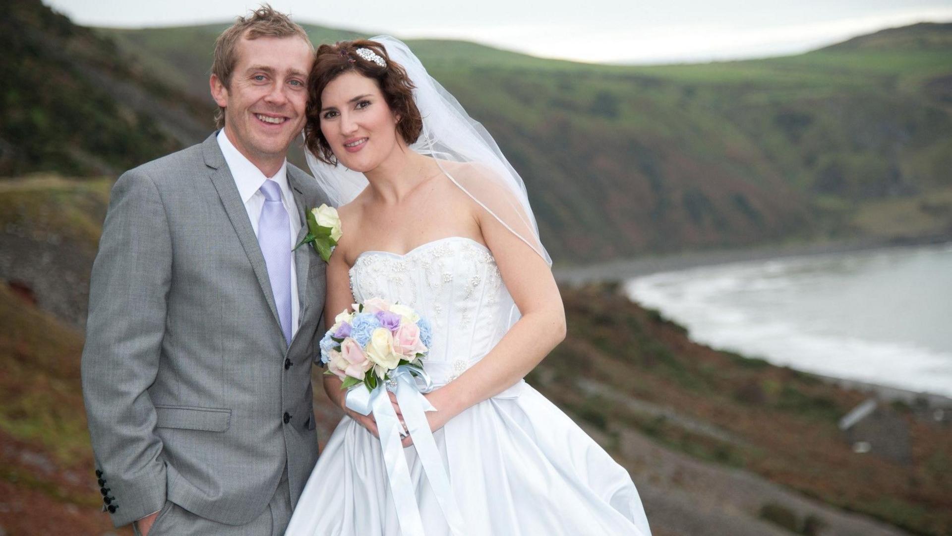 Huw Llyr ac Elen Gwynne ar ddiwrnod eu priodas 'go iawn'