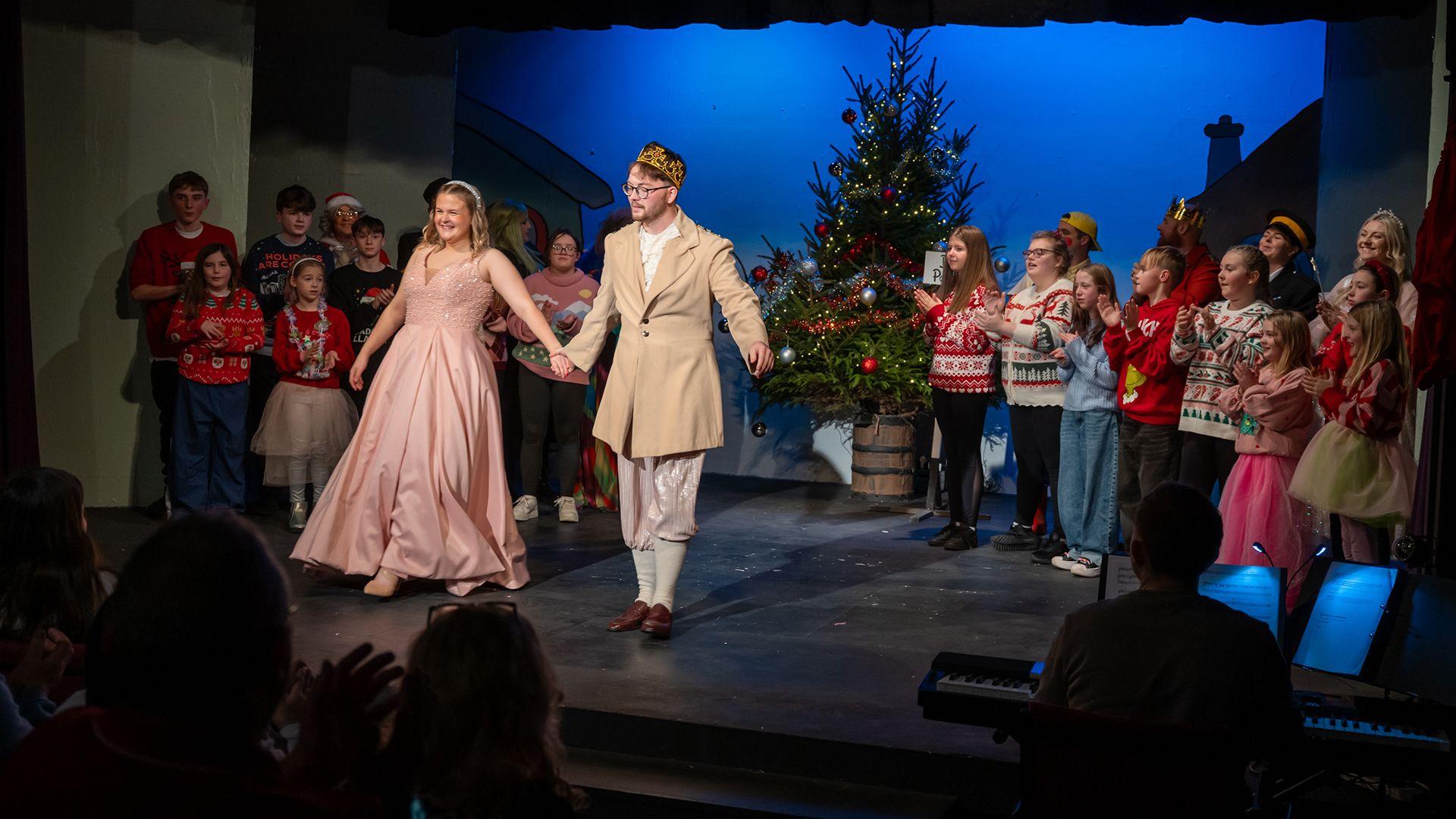 Dau o'r brif actorion ar y llwyfan yn cael cymeradwyaeth