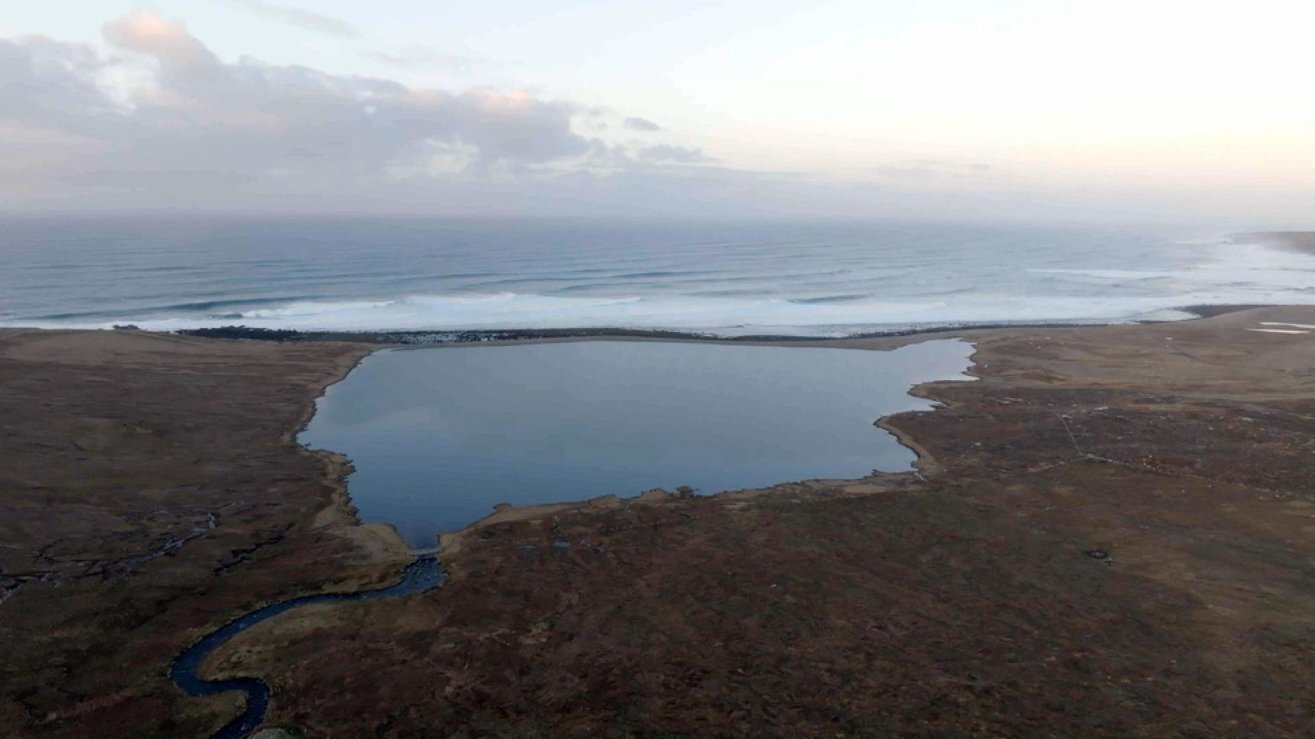 Sealladh air a' mhuir far chosta Leòdhais far am biodh an tuath-gaoithe air a thogail