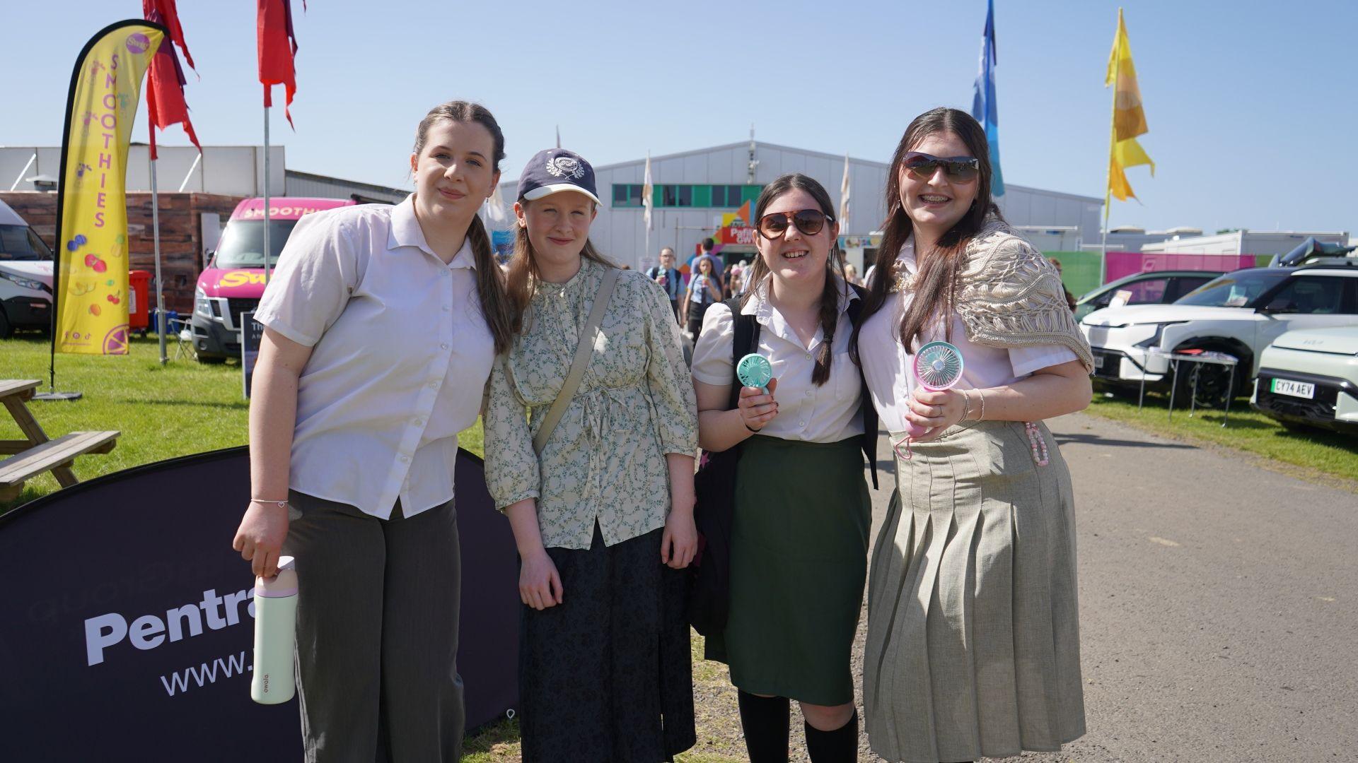 Mari, Lydia, Carys ac Enfys o Ysgol Maes Garmon ar eu ffordd i'r Pafiliwn Gwyn i gystadlu yn y Perfformiad o Olygfa i flwyddyn 10 a dan 19 oed