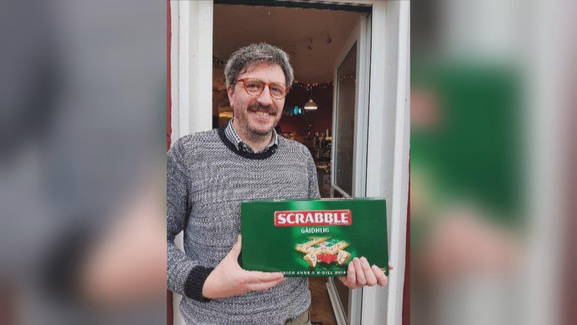 Teàrlach Wilson agus bogsa Scrabble Gàidhlig