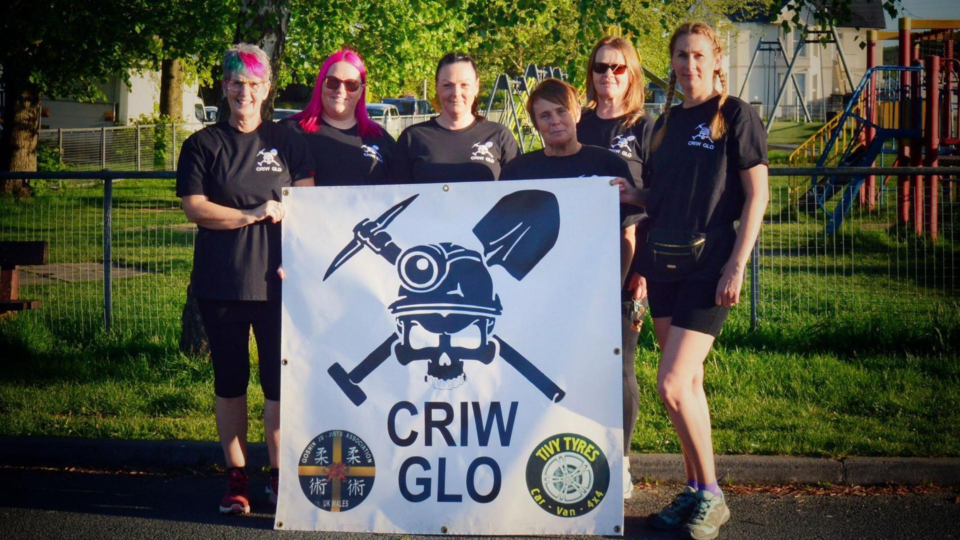 Y chwe cludwr glo ar gychwyn eu taith; Cindy Rogers, Andrea Stinton, Sarah Wootton, Rachel Rees-Walters, Afryl Puetz ac Emily Davies