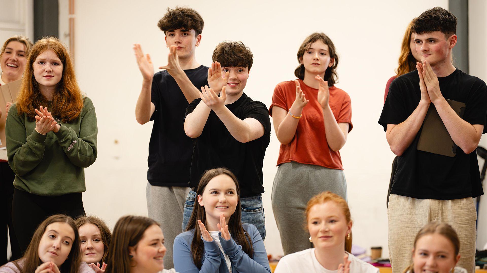 Actorion ifanc yn clapio