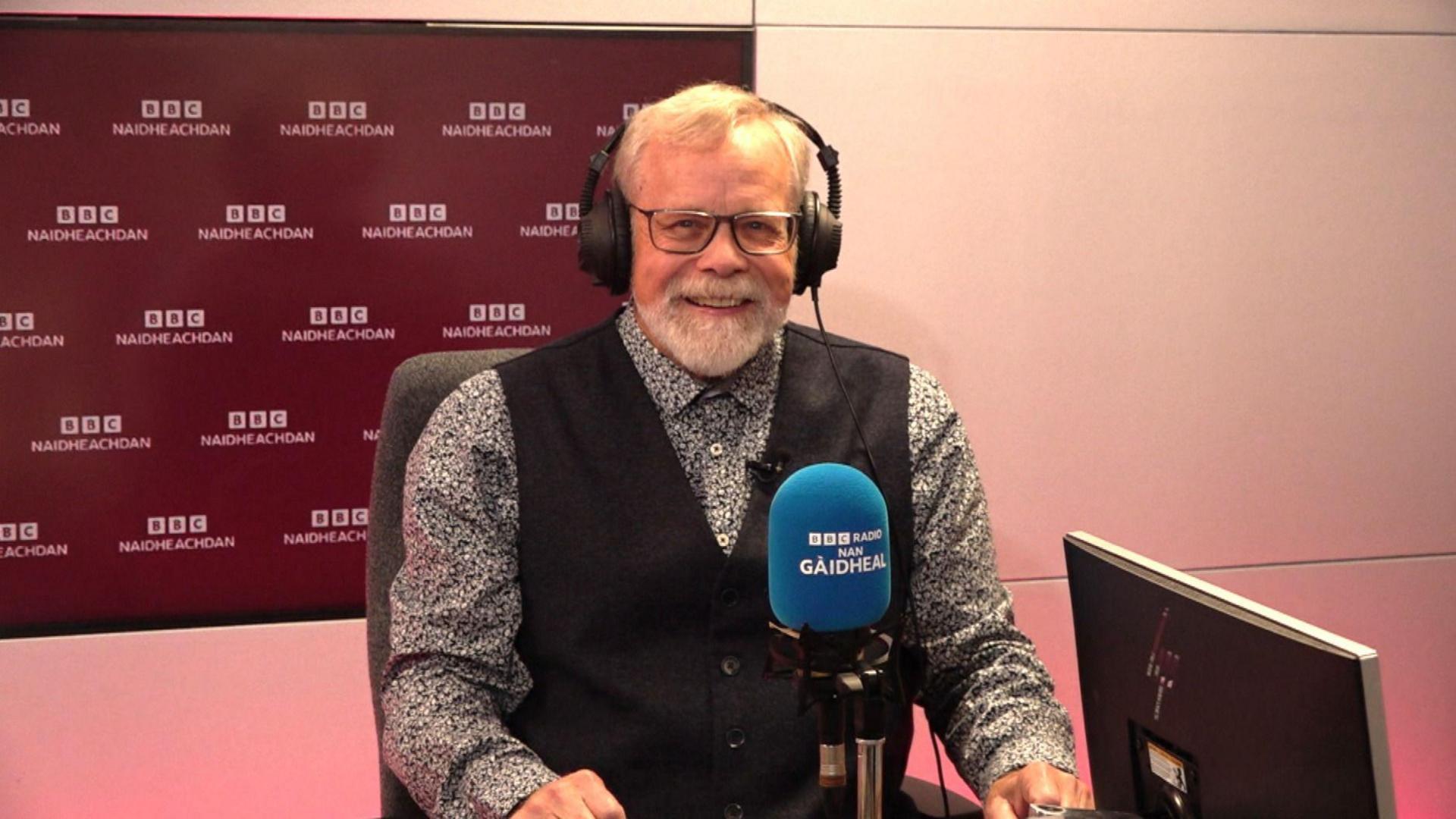 George Bryce ann an stiùidio Aithris na Maidne ann an 7 Rathad Chùil Daothail