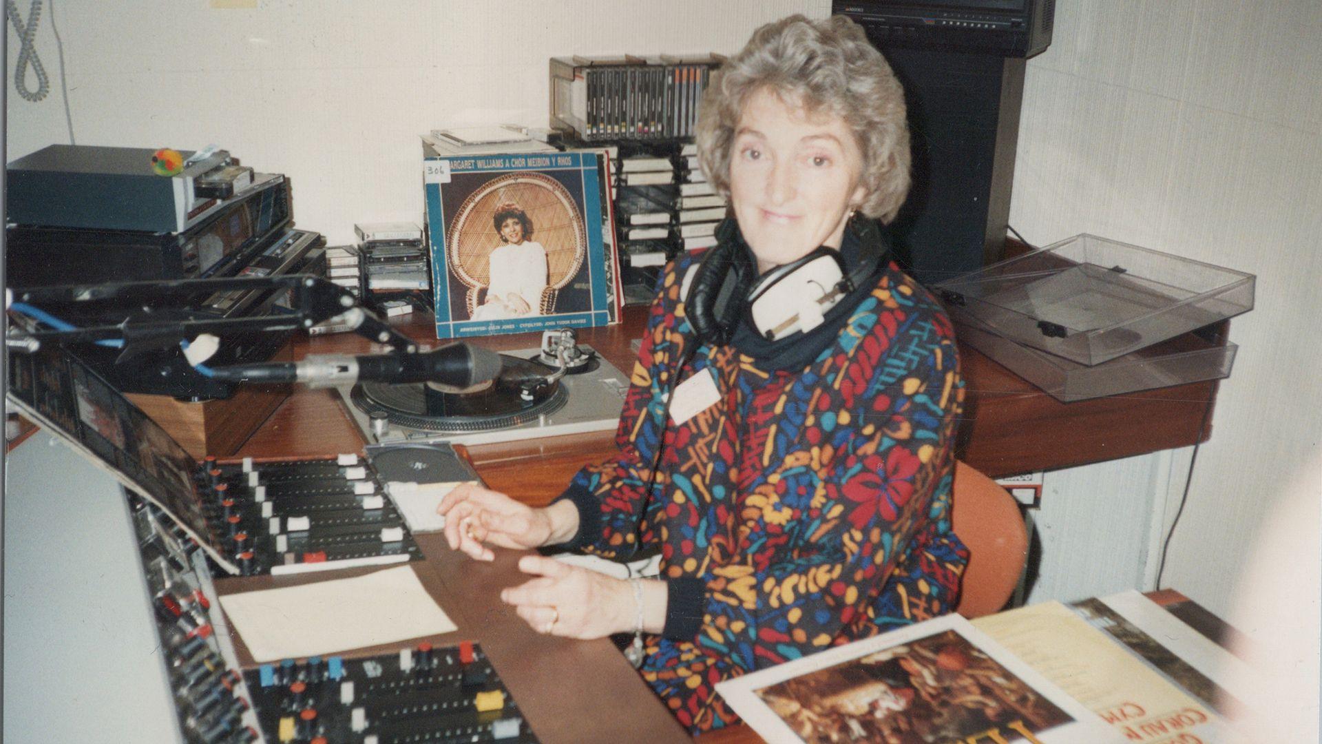 Dynes yn cyflwyno yn y stiwdio