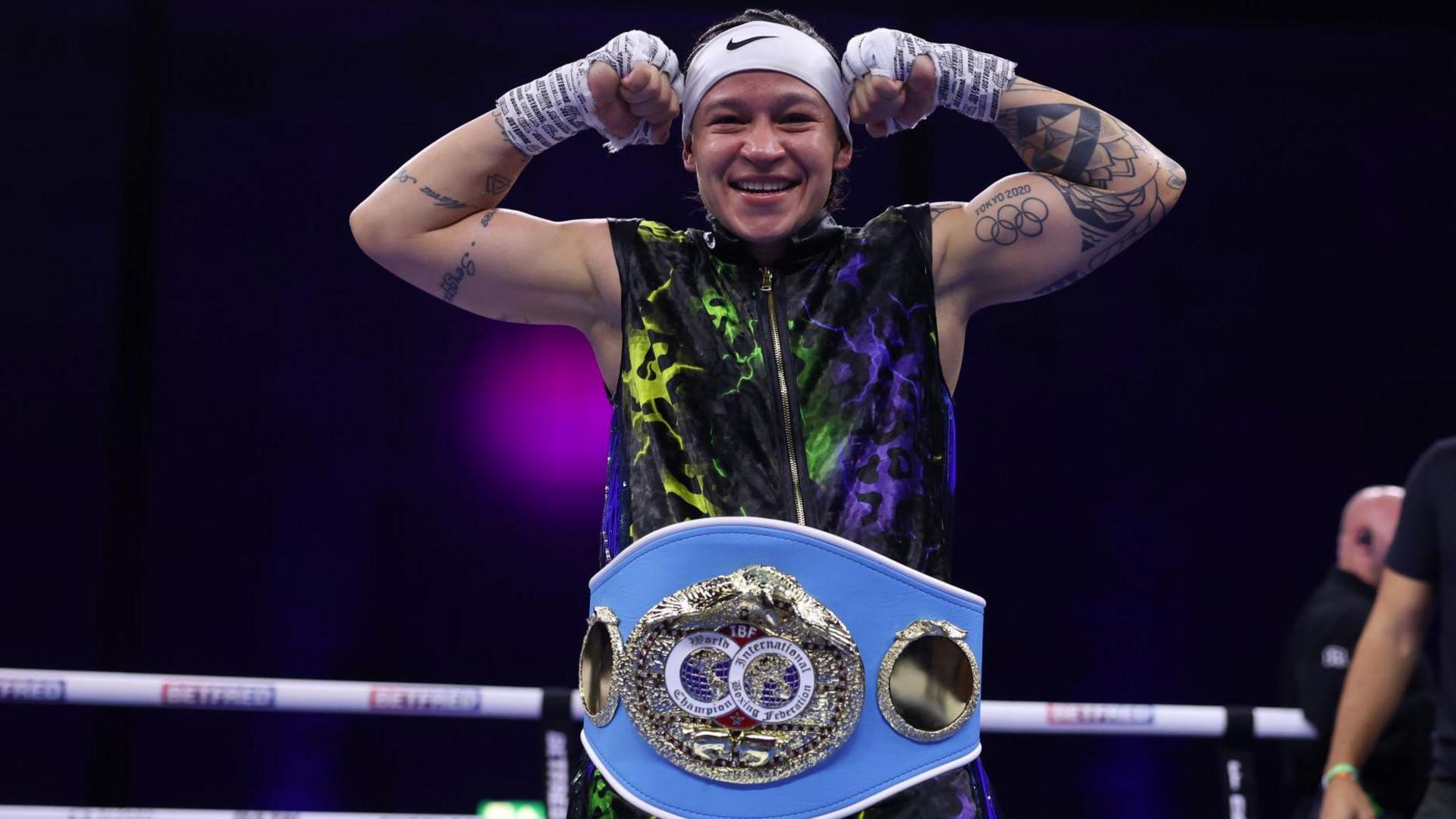 Beatriz Ferreira celebrates with the IBF title