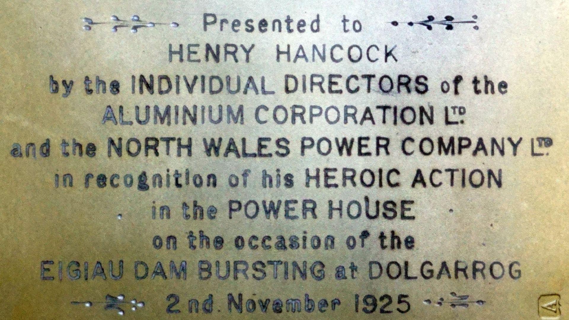 Engrafiad ar flwch sigarét