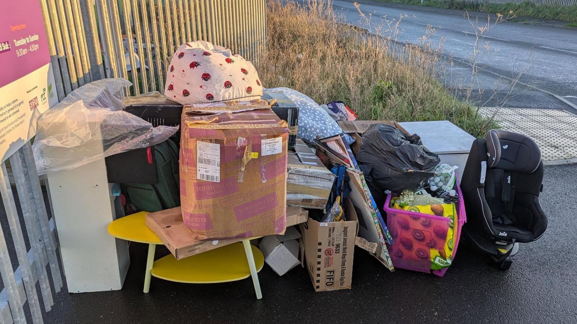 Bagiau, bocsys ac eitemau gwahanol