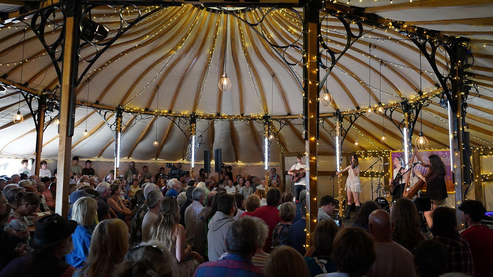 Mantach yn perfformio yn y Ty Gwerin
