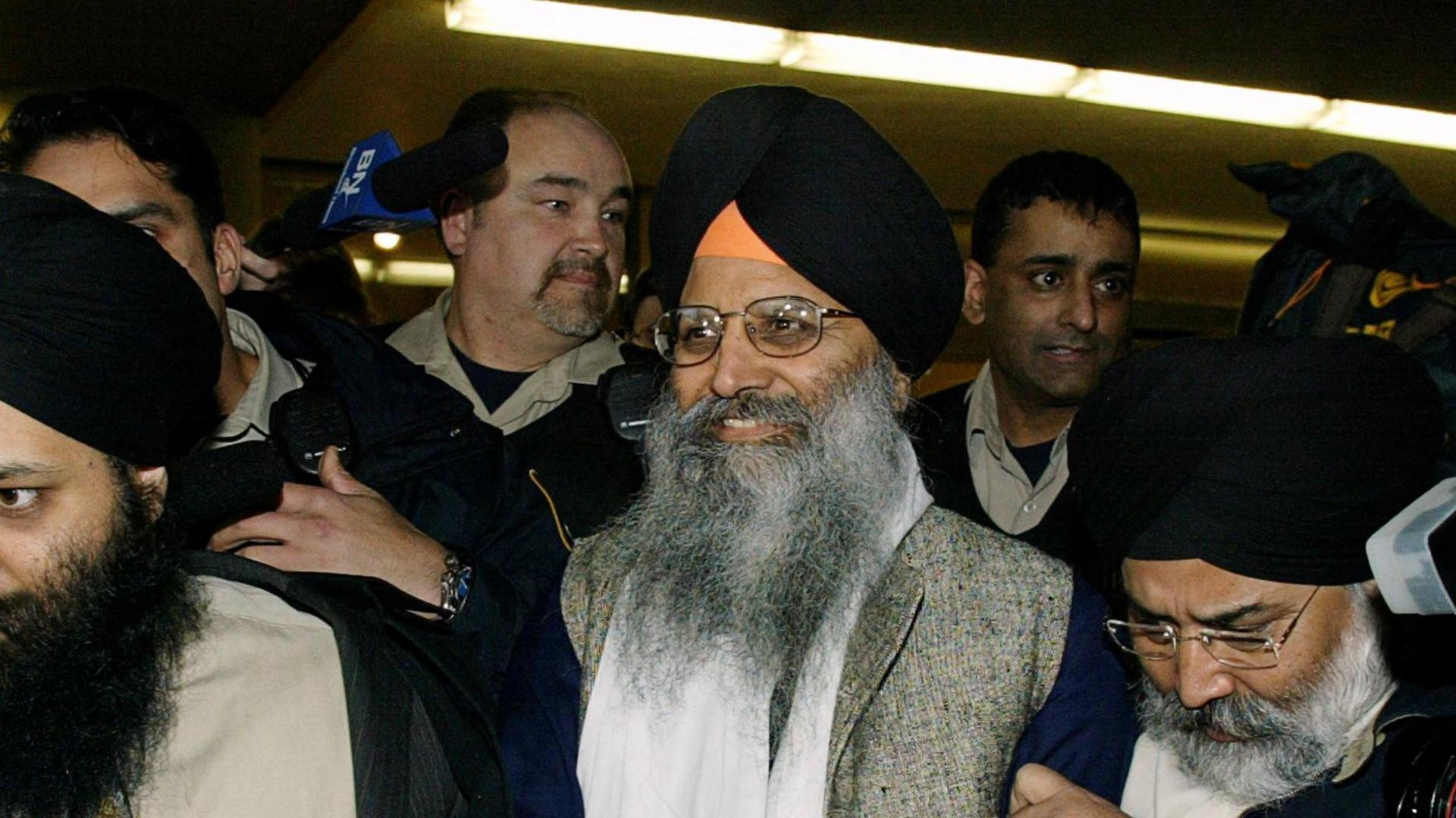 Sikh activist Ripudaman Singh Malik (C) smiles as he leaves a Vancouver court March 16, 2005, after being found not guilty in the 1985 bombing of an Air India flight off the Irish coast.