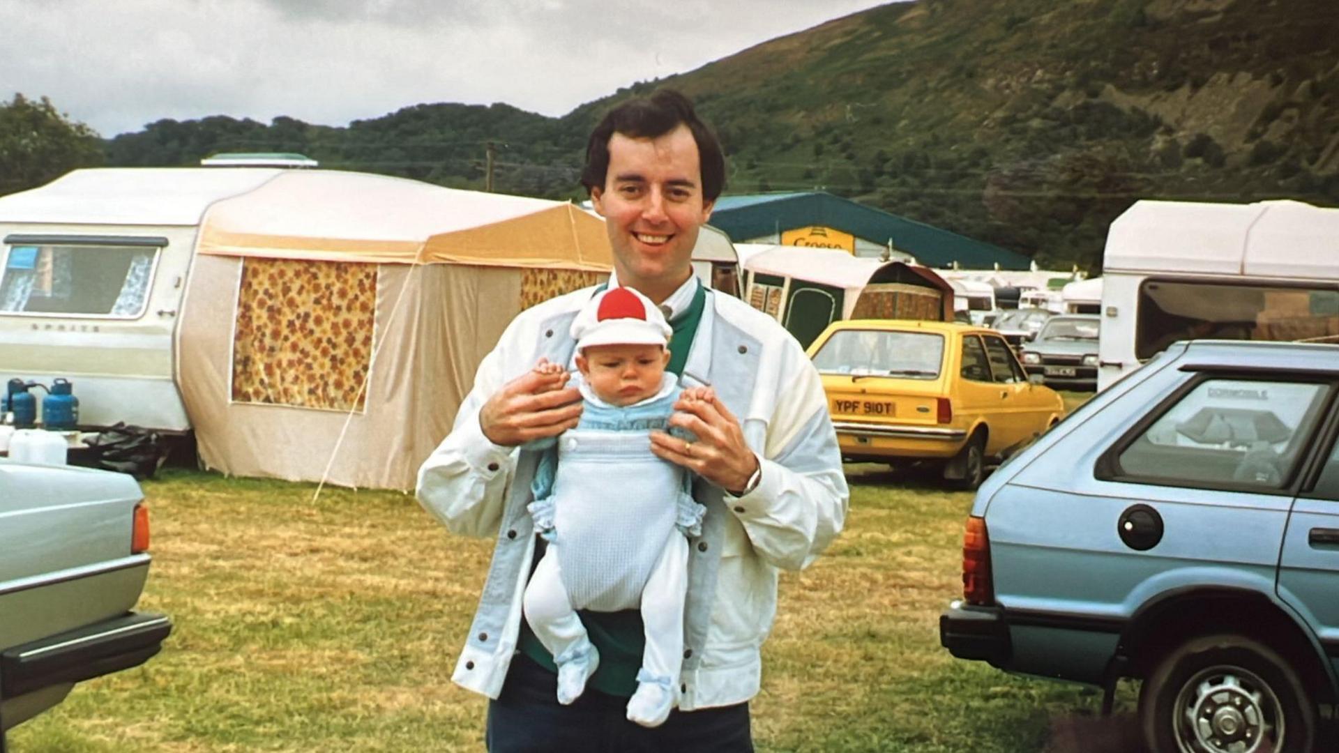 Llyr yn fabi gyda'i dad