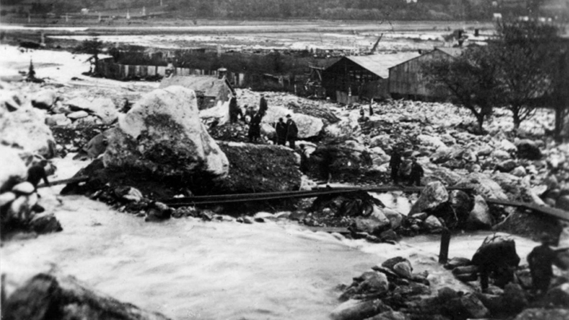 Pobl yn ceisio croesi dŵr yn Nolgarrog 1925