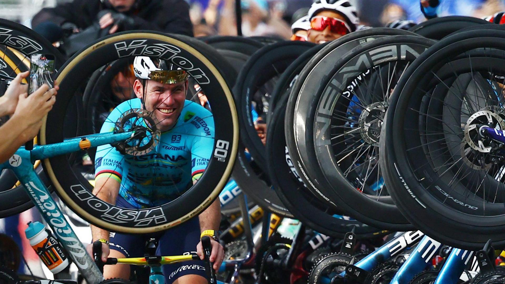 Mark Cavendish is given a wheel of honour in Singapore