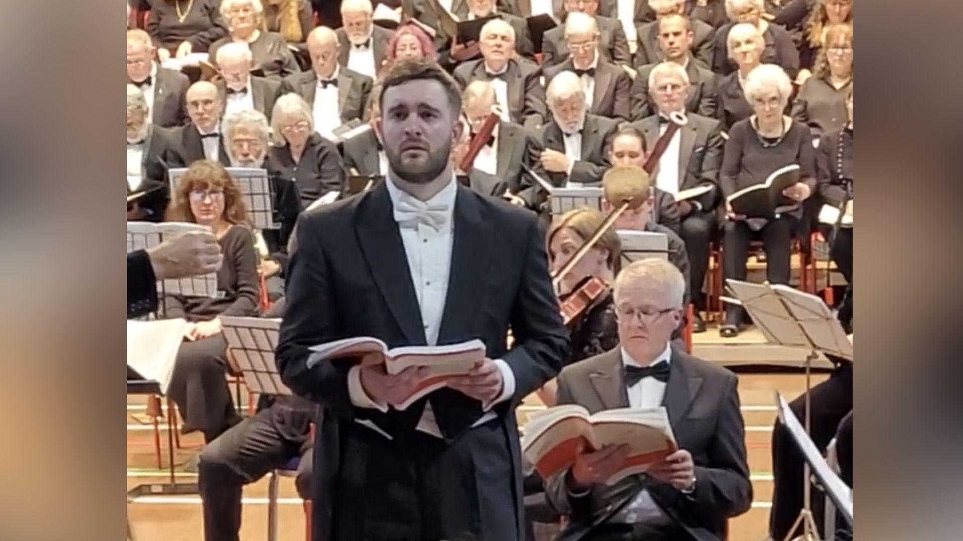 Steffan yn perfformio