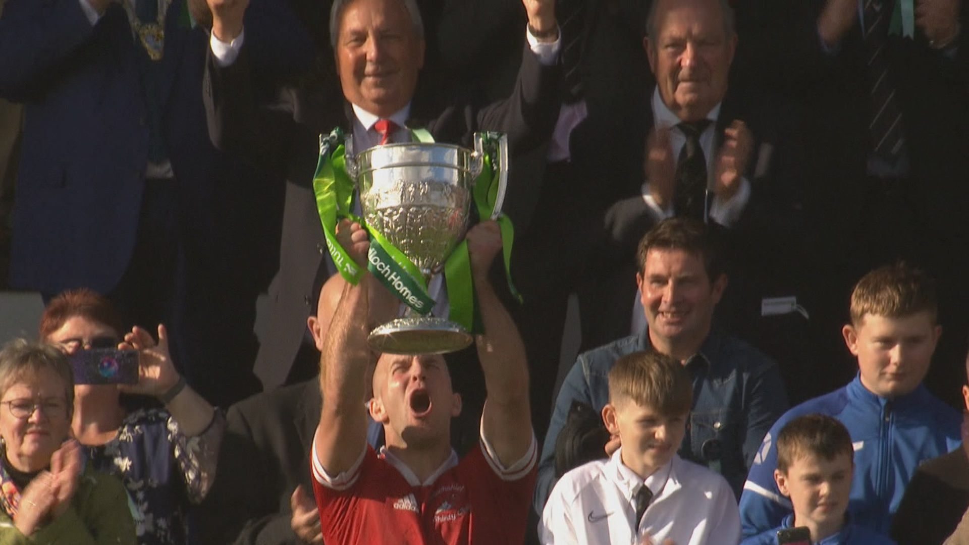 Fionnlagh MacRathle Cupa na Camanachd ann an 2021.