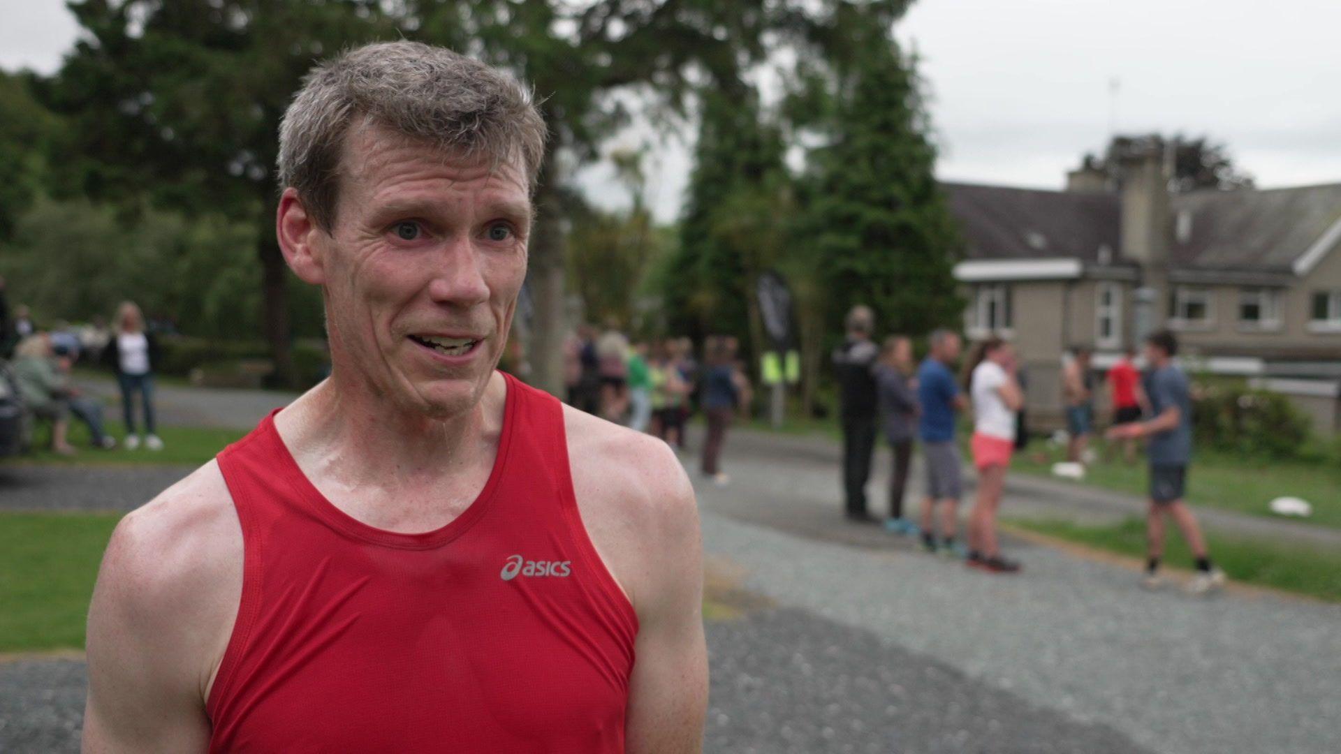 Rhys ap Gwilym, mewn fest coch ar ôl rhedeg Ras Moel y Gest