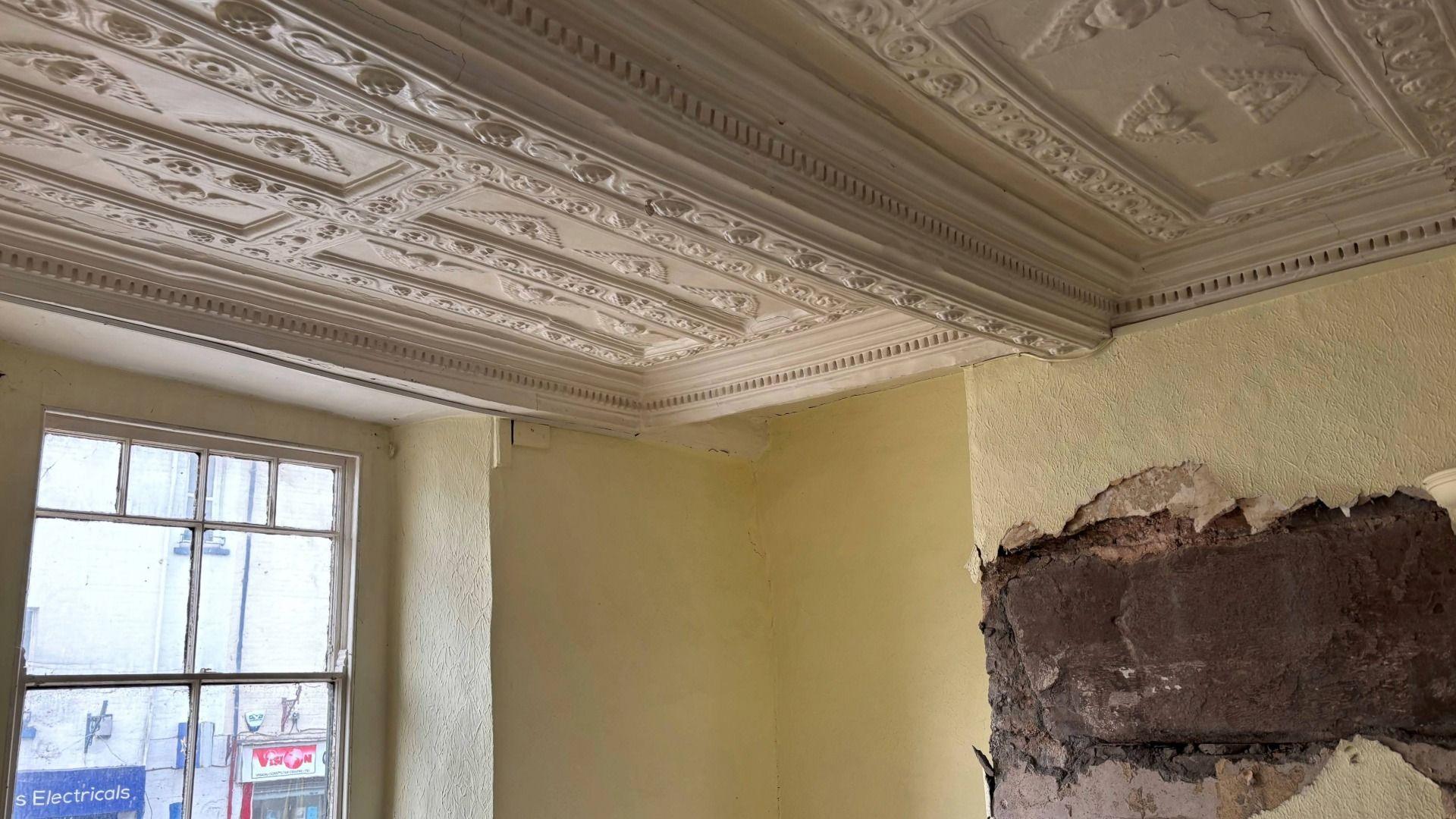 Llun o wal wedi cael ei drin y tu fewn i'r plas