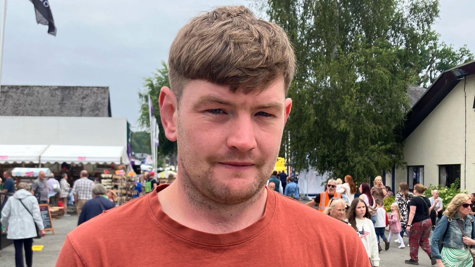 Fe wnaeth Mark Harries golli ei dad mewn damwain ar ei fferm yn Sir Gâr ym Medi 2022