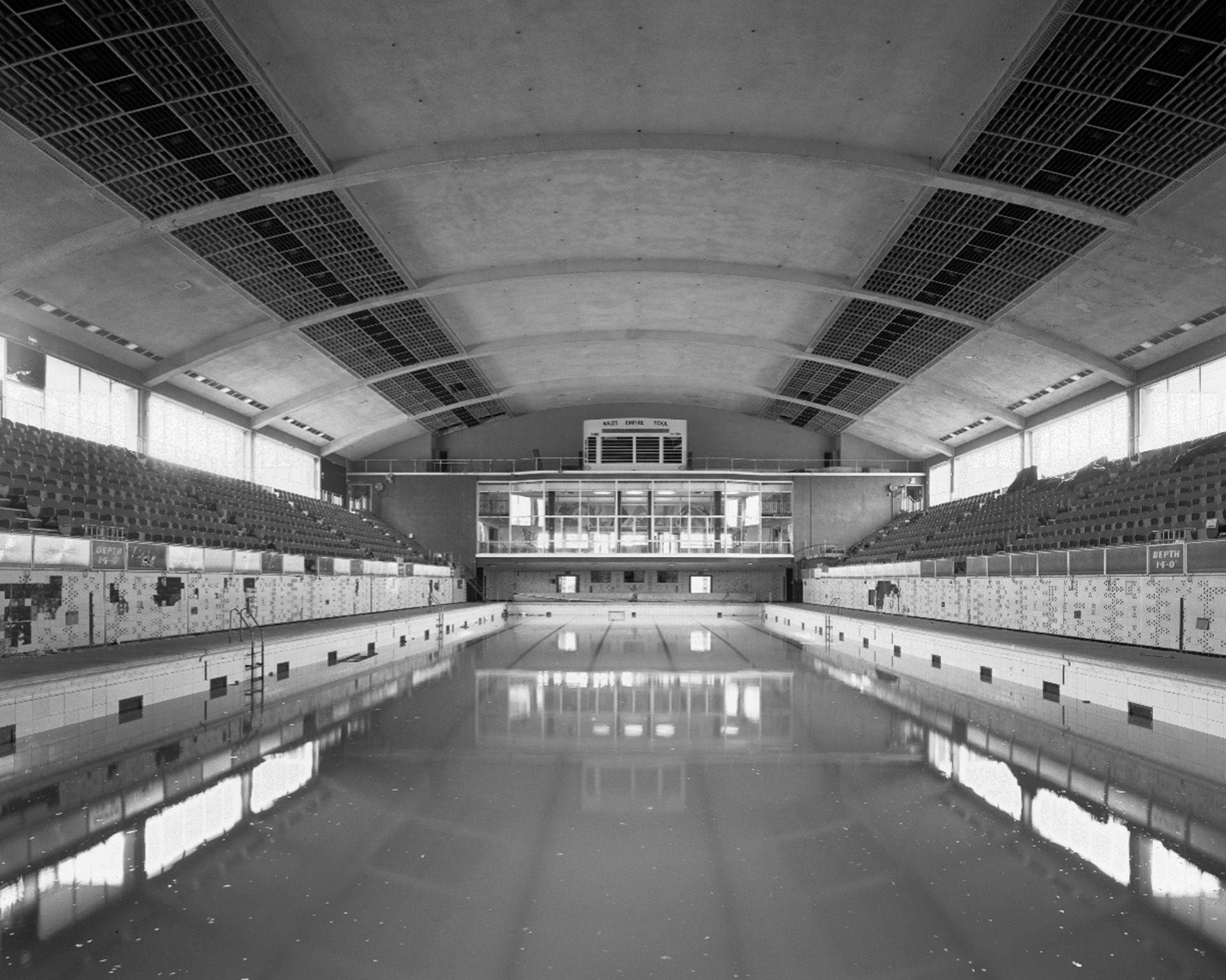 Yr hen Empire Pool yng Nghaerdydd. Cafodd ei adeiladu ar gyfer y gemau ym 1958, ac yna ei ddymchwel deugian o flynyddoedd wedyn wrth i Stadiwm y Mileniwm gael ei adeiladu gerllaw