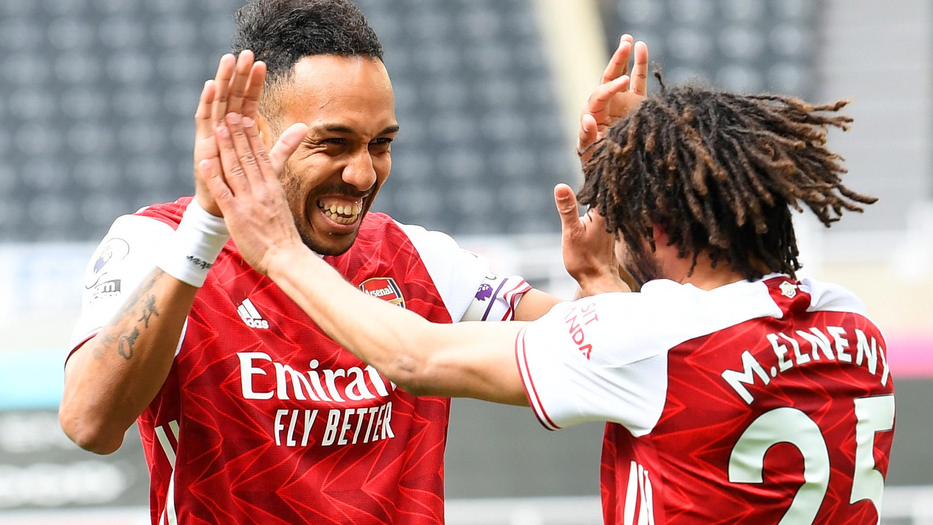 Pierre Emerick-Aubameyang celebrates with Mohamed Elneny