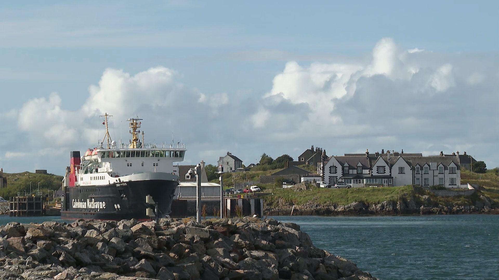 MV Lord of the Isles aig cidhe Loch Baghasdail