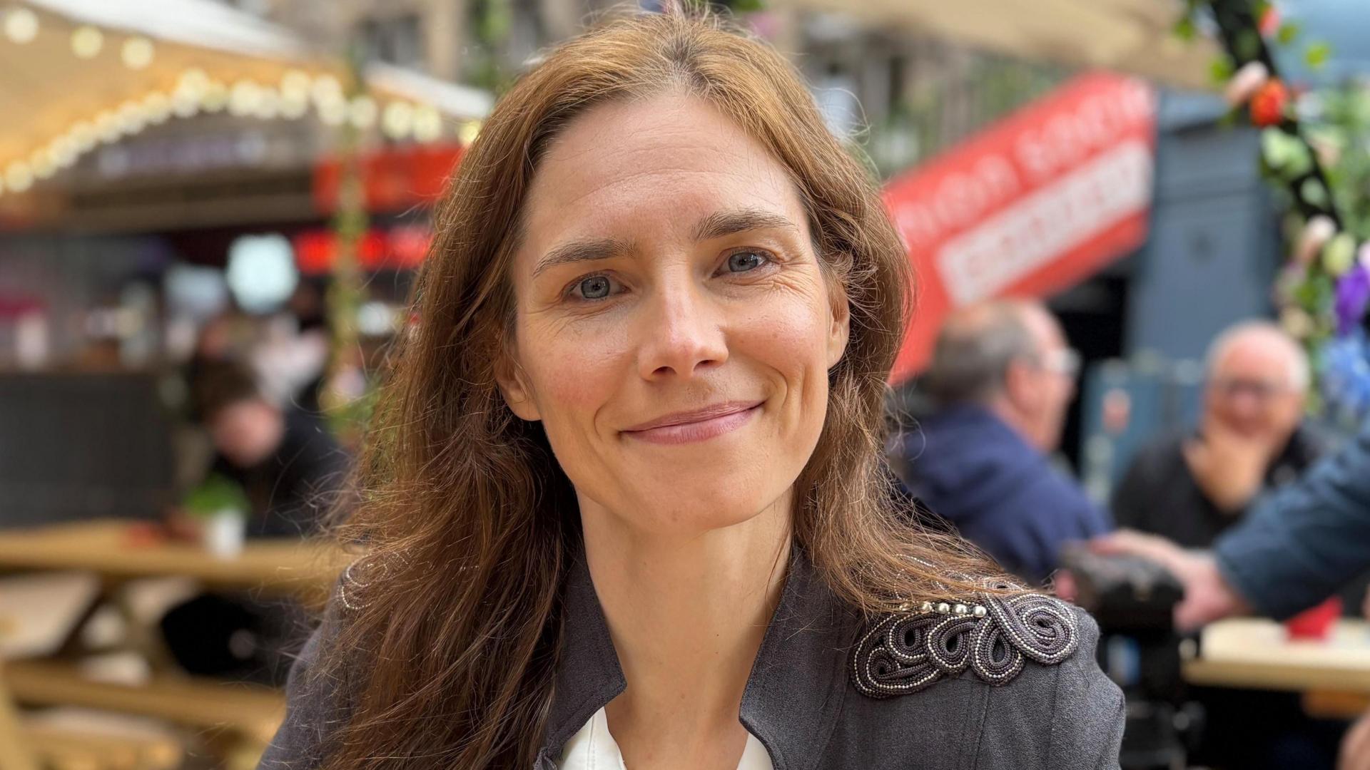 আমান্ডা নক্স তার কন্যা সন্তানকে একটি অনিরাপদ বিশ্বে বড় করার বিষয়ে কমেডি শো রক্ষা করেছেন