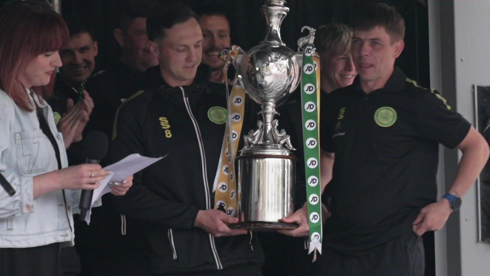 Danny Gossett a Darren Thomas gyda Chwpan Cymru ar lwyfan yng nghanol Maes Caernarfon