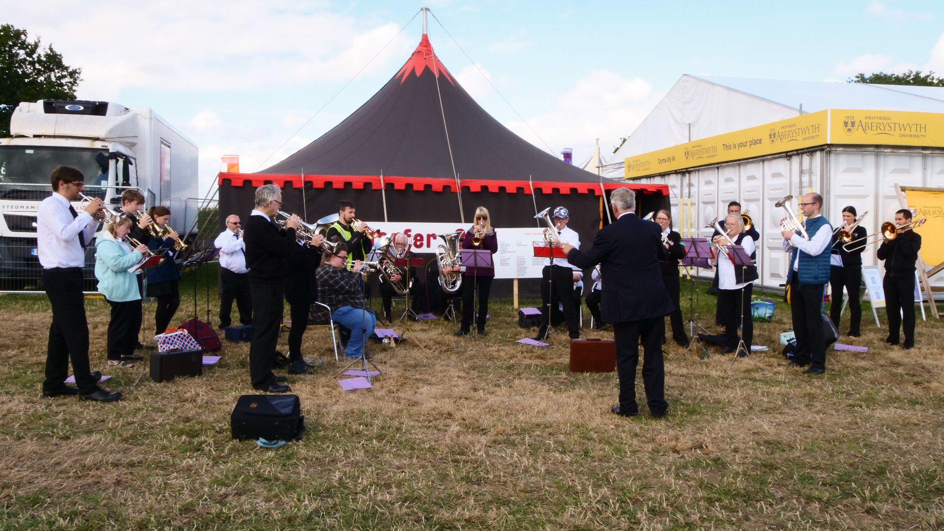 Band Pres Llandudno yn ymarfer cyn cystadlu yn y gystadleuaeth i Fandiau Pres Dosbarth 4