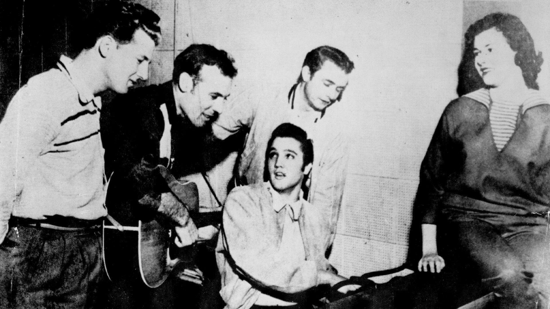Jerry Lee Lewis, Carl Perkins, Elvis Presley a Johnny Cash yn perfformio yn Sun Studios ym Memphis, Tennessee yn 1956. Marilyn Evans yw enw'r ddynes yn y llun.