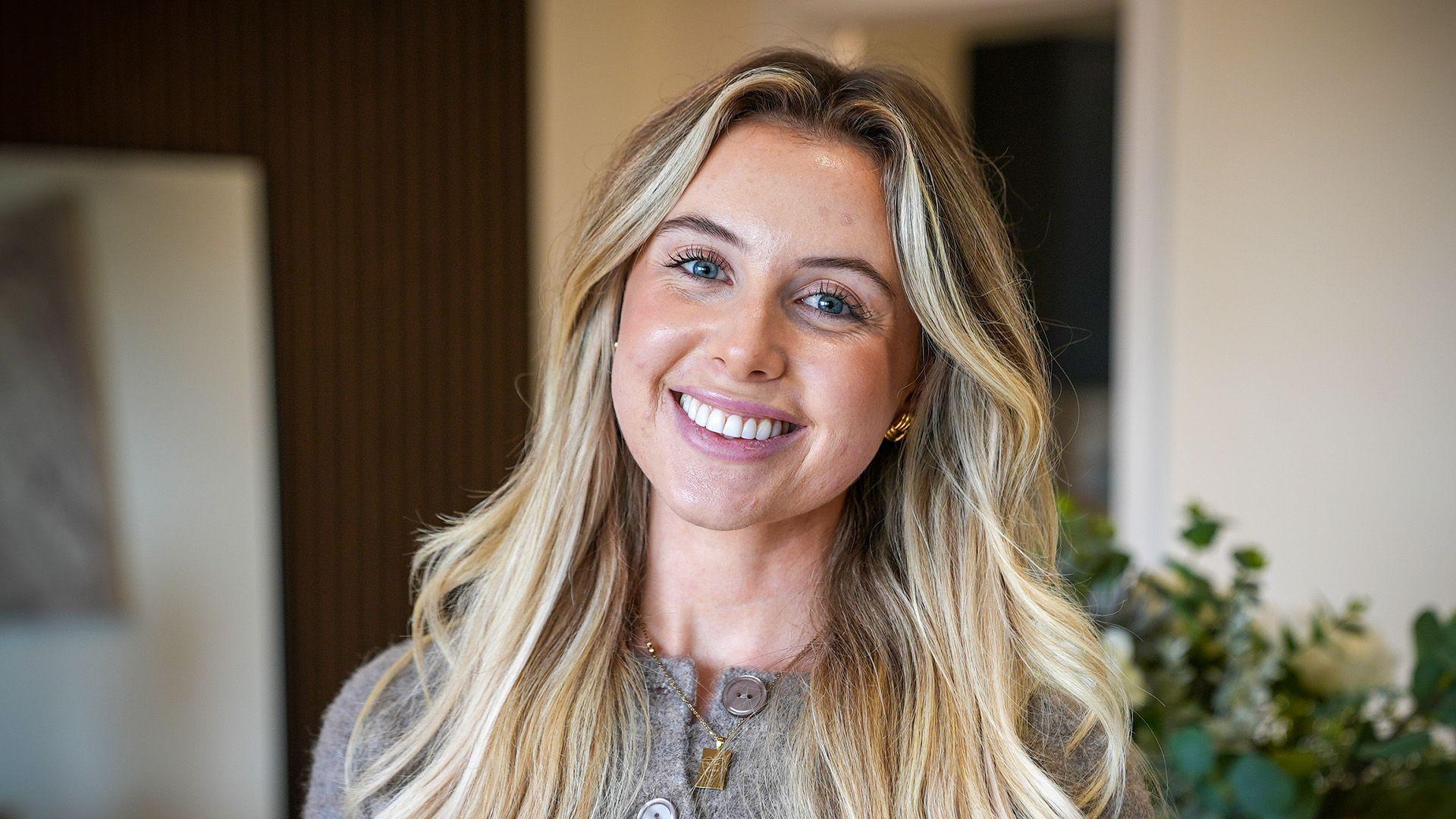 Mae Sophie yn fenyw ifanc gyda gwallt hir melyn. Yn y llun yma mae hi'n gwenu ar y camera.