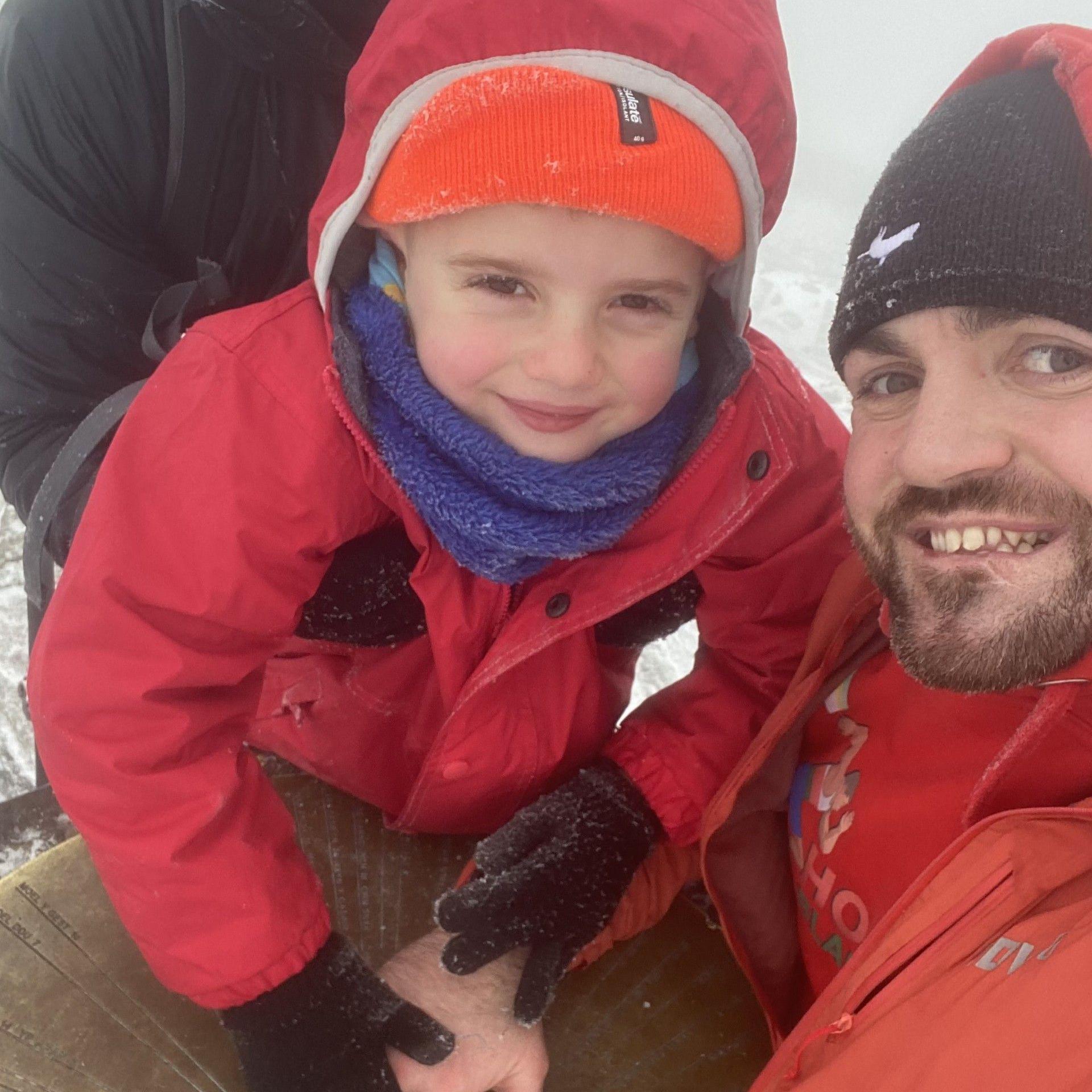 Albie-Junior a'i dad ar gopa'r Wyddfa pan roedd Albie-Junior yn 4 oed