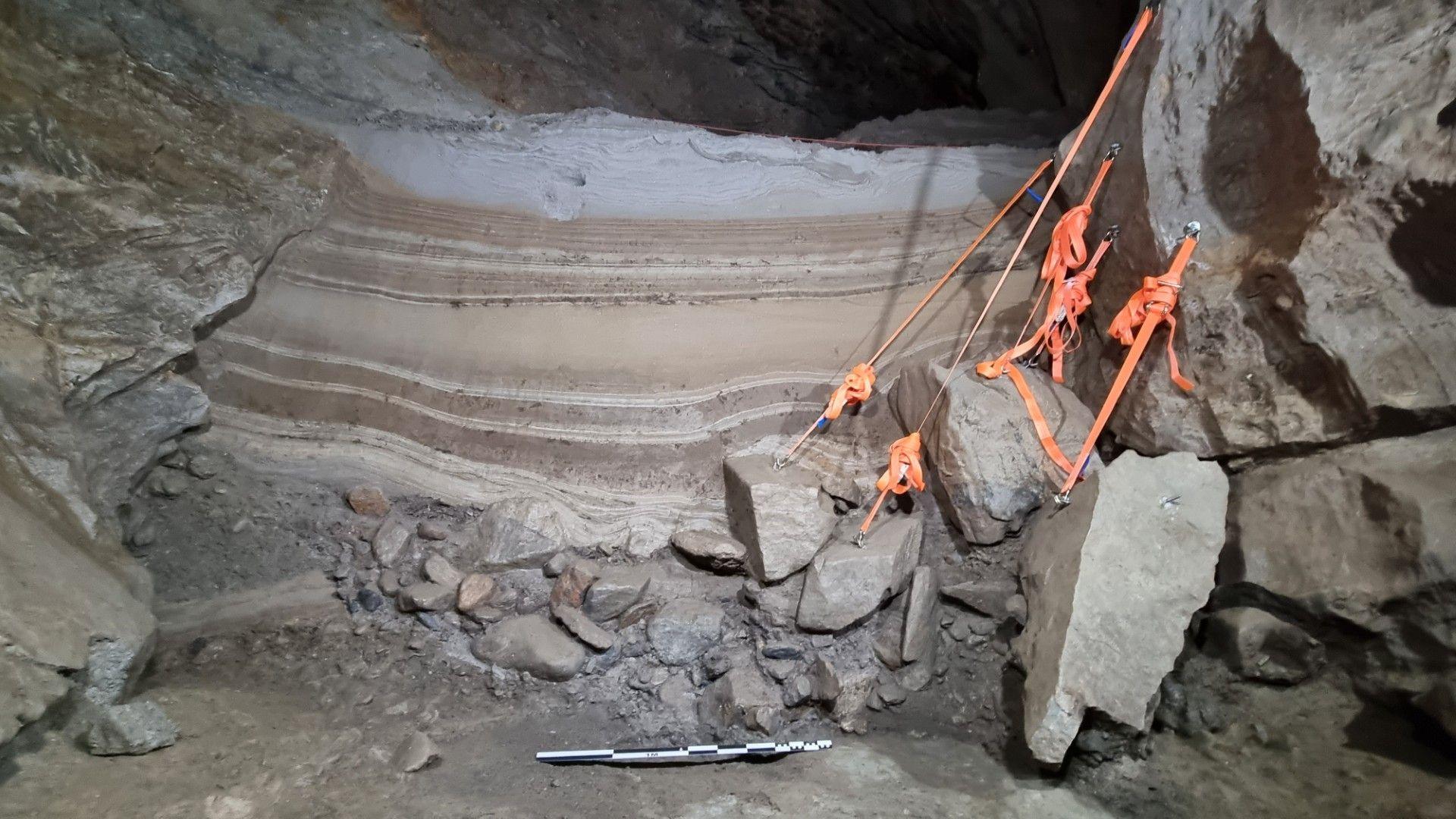 The sediment profile in Arne Qvamgrotta after excavation.