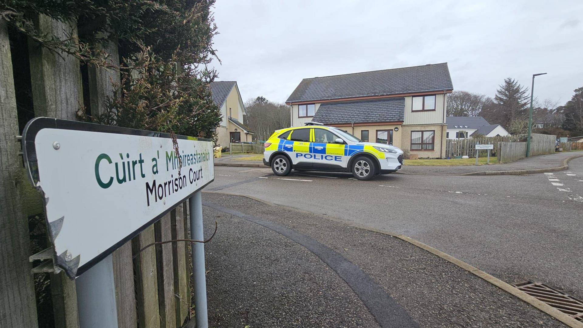 Morrison Court ann an Dòrnach agus càr poilis