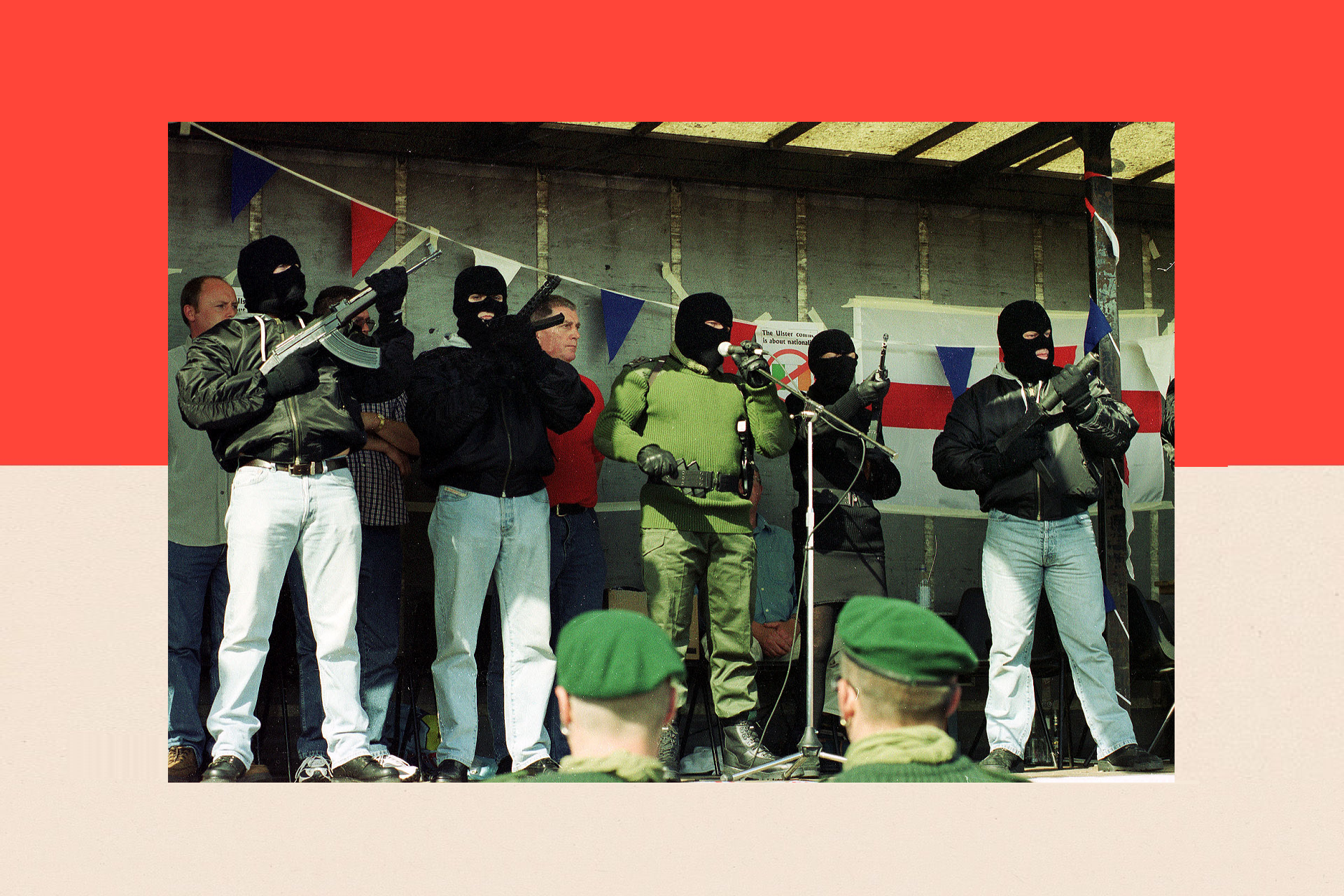 Gjashtë anëtarë të maskuar të udhëheqjes së UFF-së (Luftëtarët e Lirisë së Ulsterit) marrin pjesë në një konferencë për shtyp në Belfast. Tre janë ulur në një tavolinë dhe tre pas tyre. Të gjithë janë të veshur me rroba ushtarake jeshile dhe balaklava të zeza.
