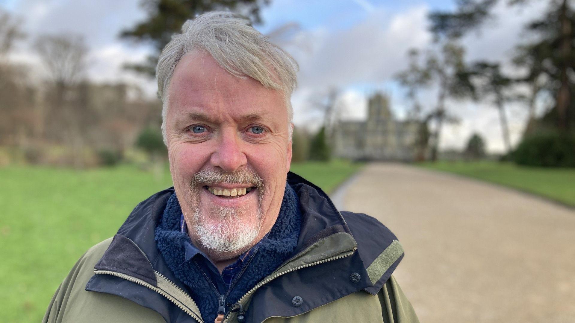 Michael Wynne, rheolwr Parc Gwledig Margam yn sefyll o flaen y castell