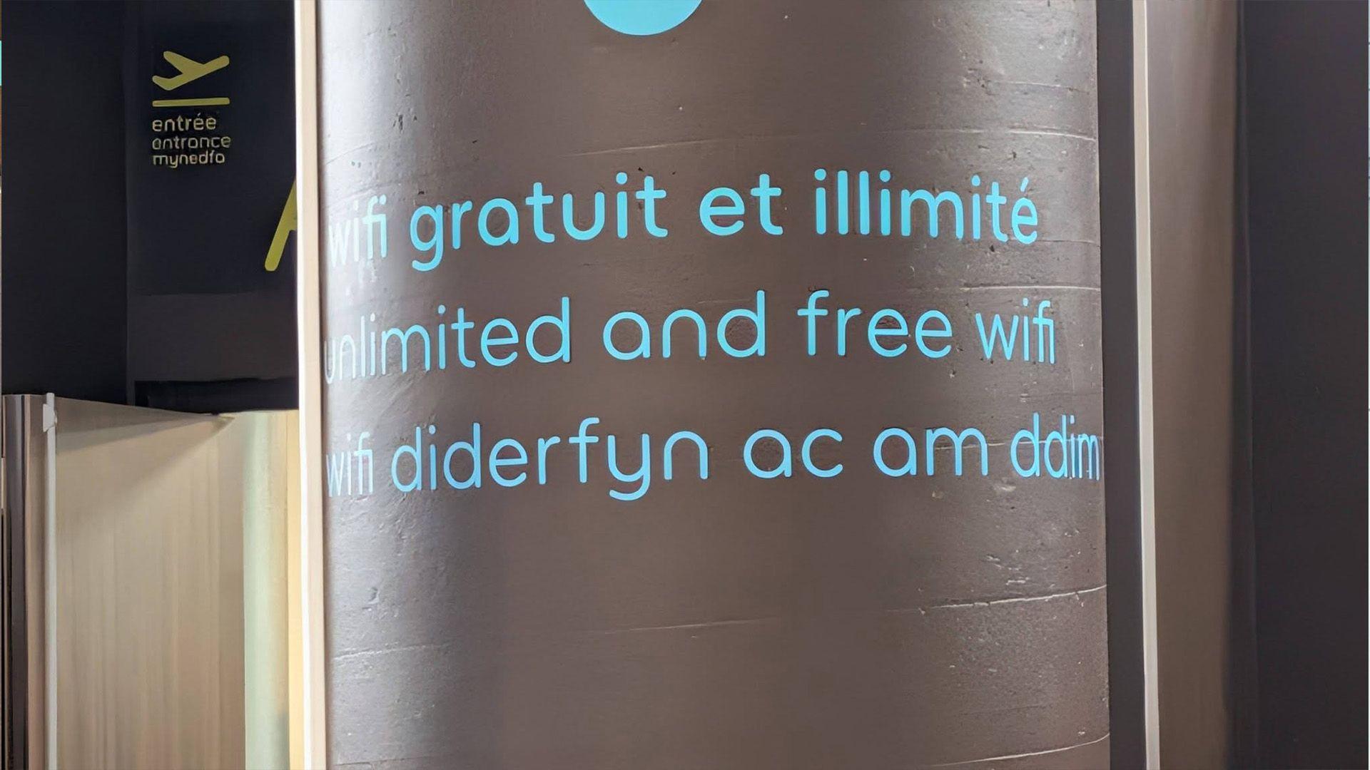 Arwyddion Cymraeg ym Maes Awyr Chambéry yn Ffrainc