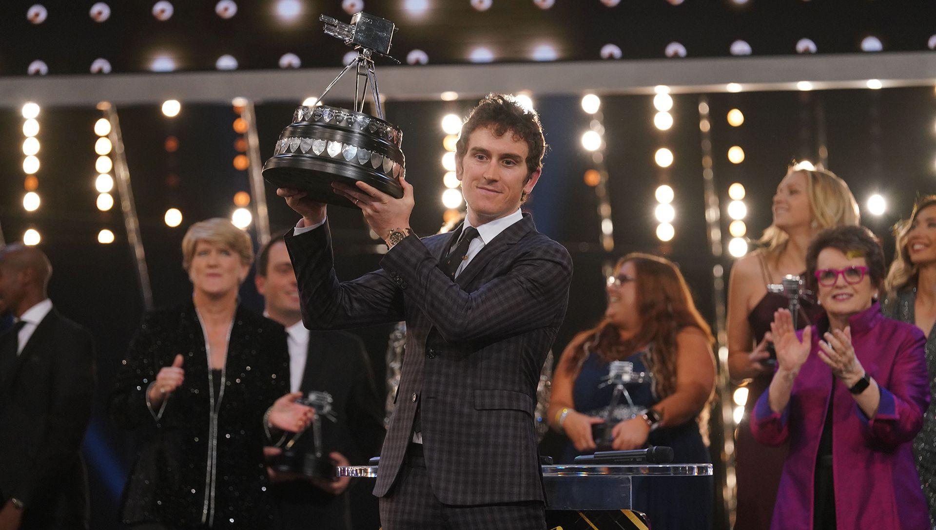 Geraint Thomas gyda thlws Personoliaeth Chwaraeon y Flwyddyn BBC