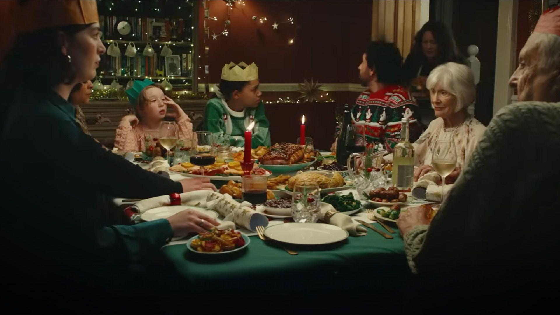 Lois Elenid yn actio yn yr olygfa (cyntaf o'r chwith)