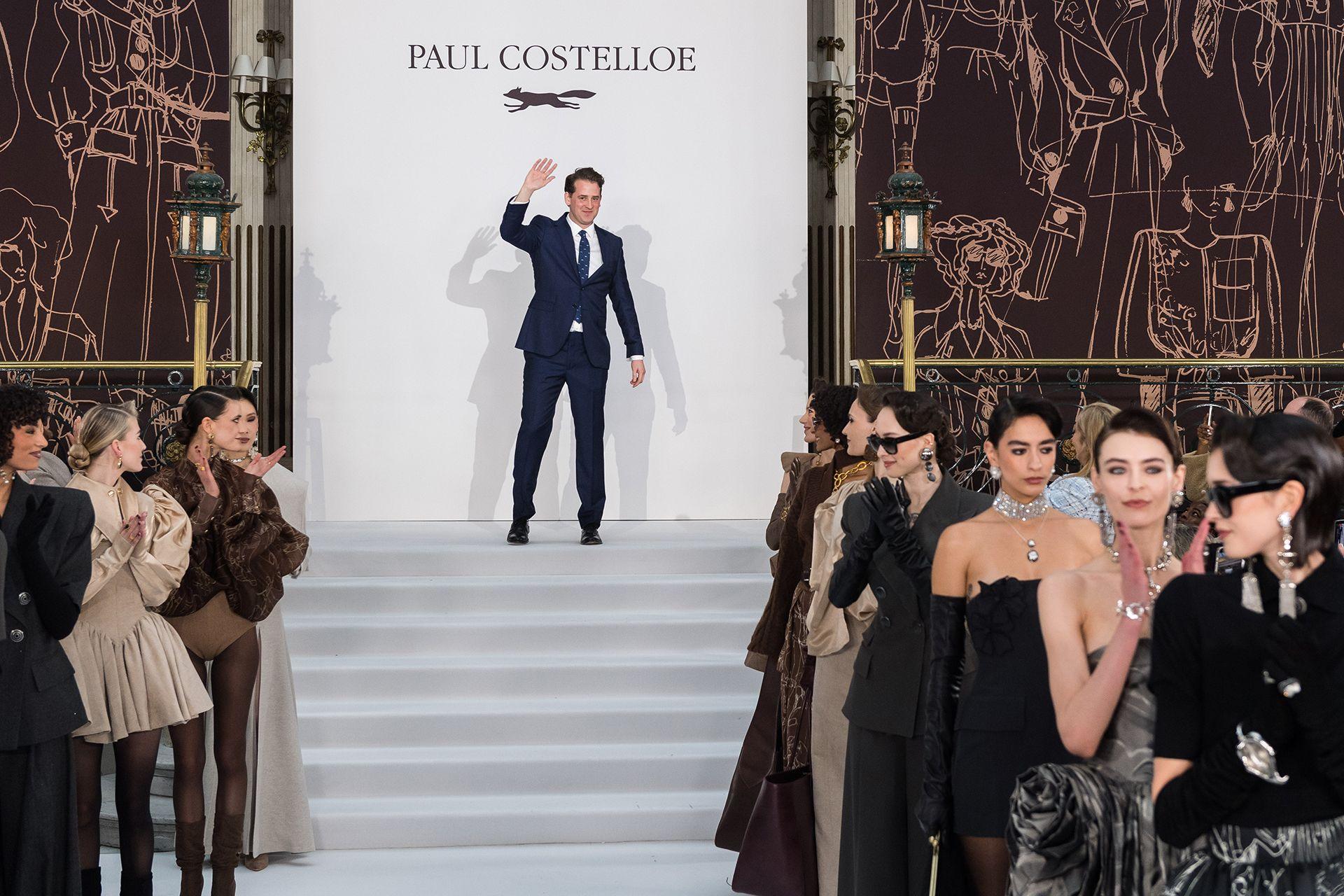 Drejtori kreativ William Costelloe, djali i stilistit të ndjerë Paul Costelloe, pozon në pistë pas sfilatës Vjeshtë/Dimër 2026 në Javën e Modës në Londër, Mbretëria e Bashkuar, më 19 shkurt 2026.