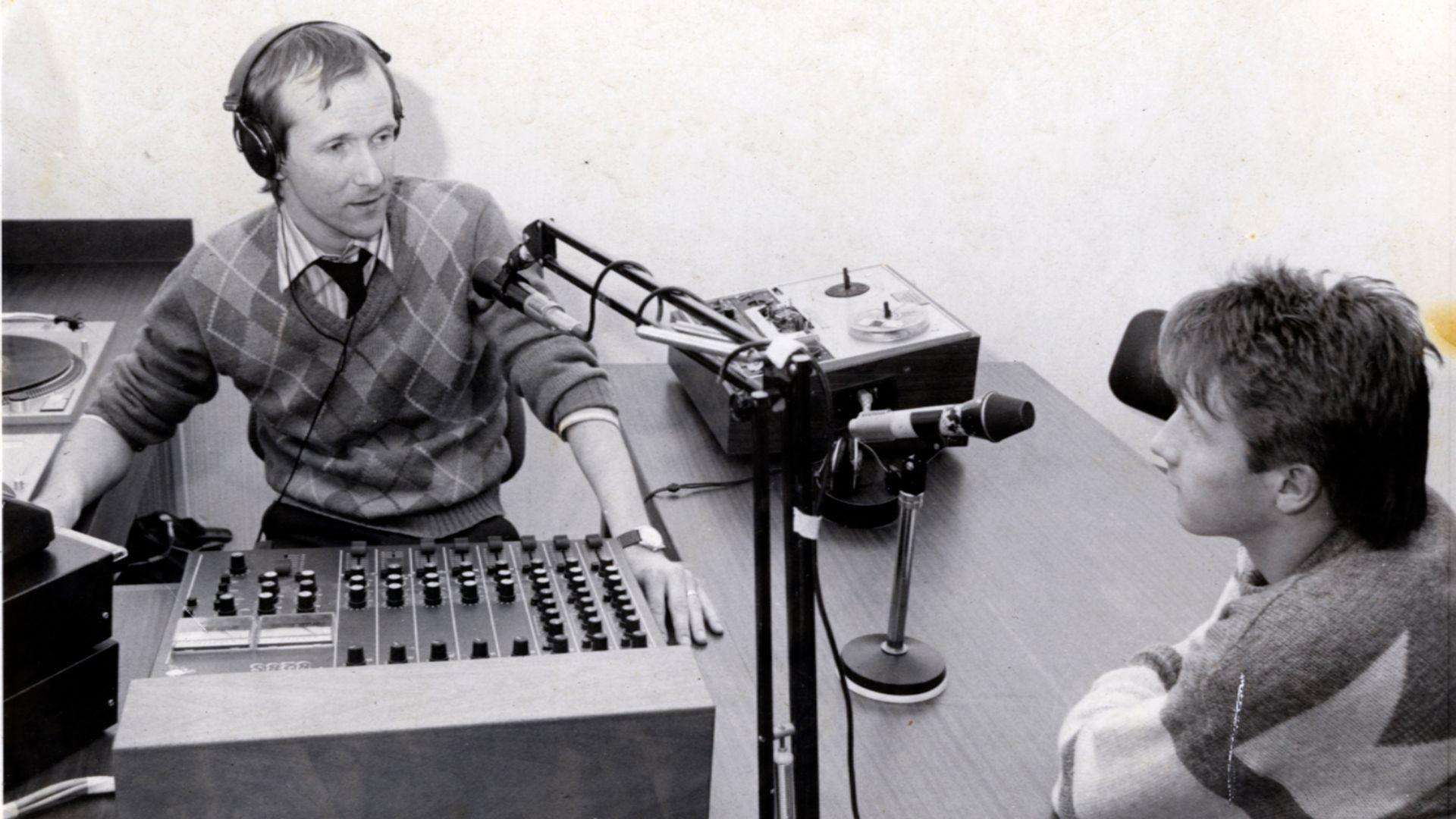 Llun du a gwyn o'r hen stiwdio