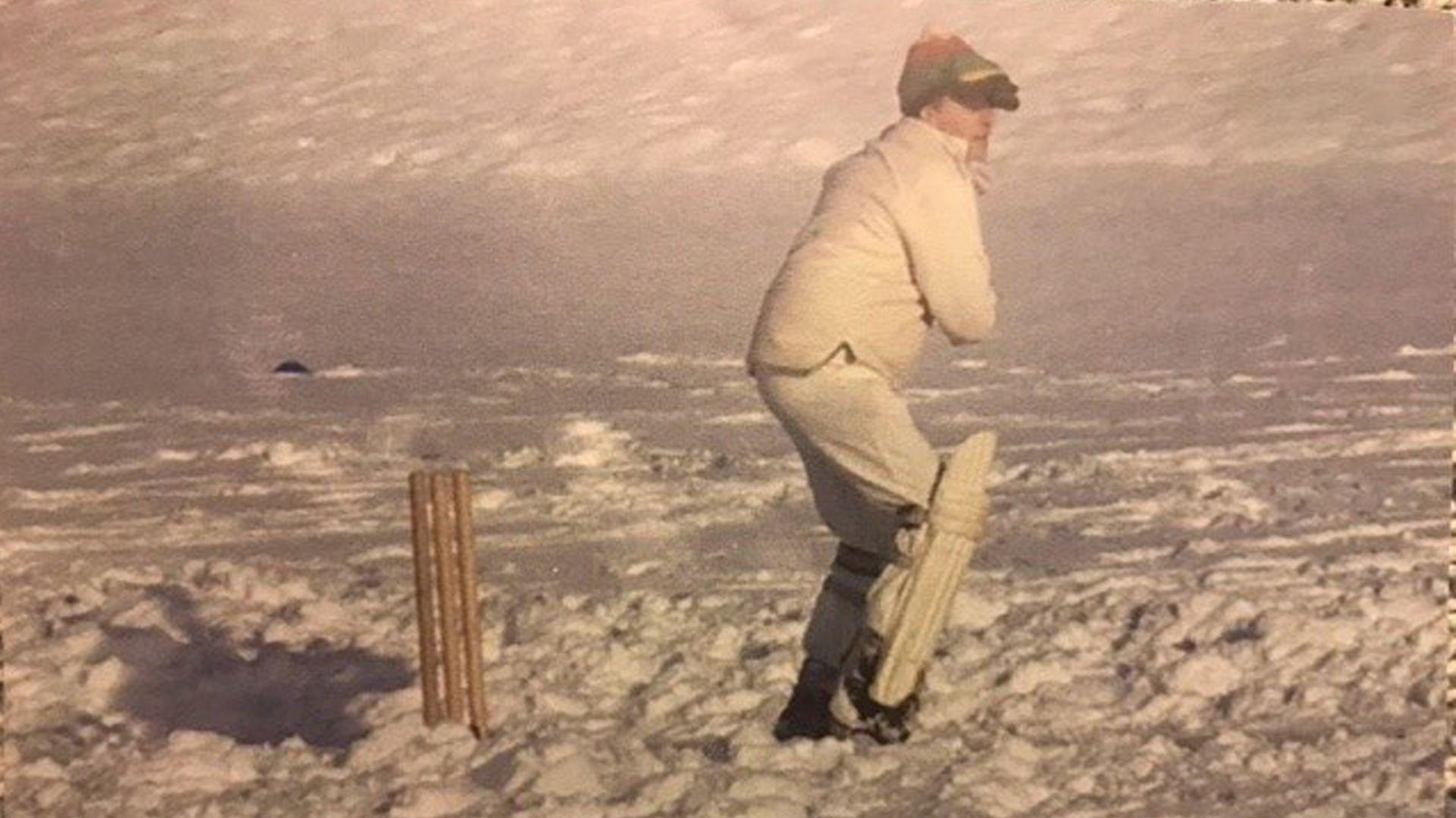 Chwarae criced yn yr eira
